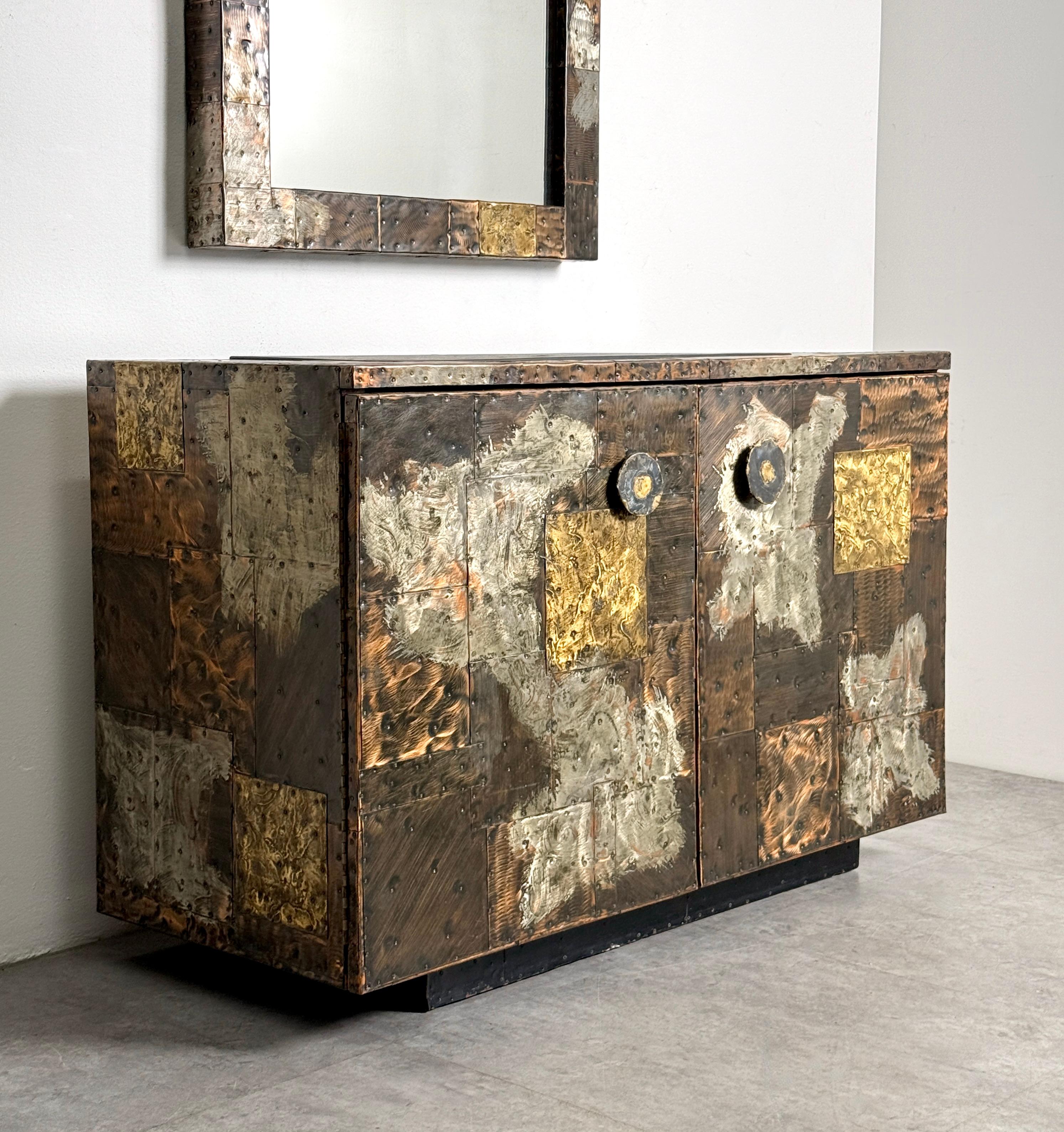 Brutalisme Armoire patchwork Paul Evans avec plateau en ardoise et miroir mural suspendu des années 1960 en vente