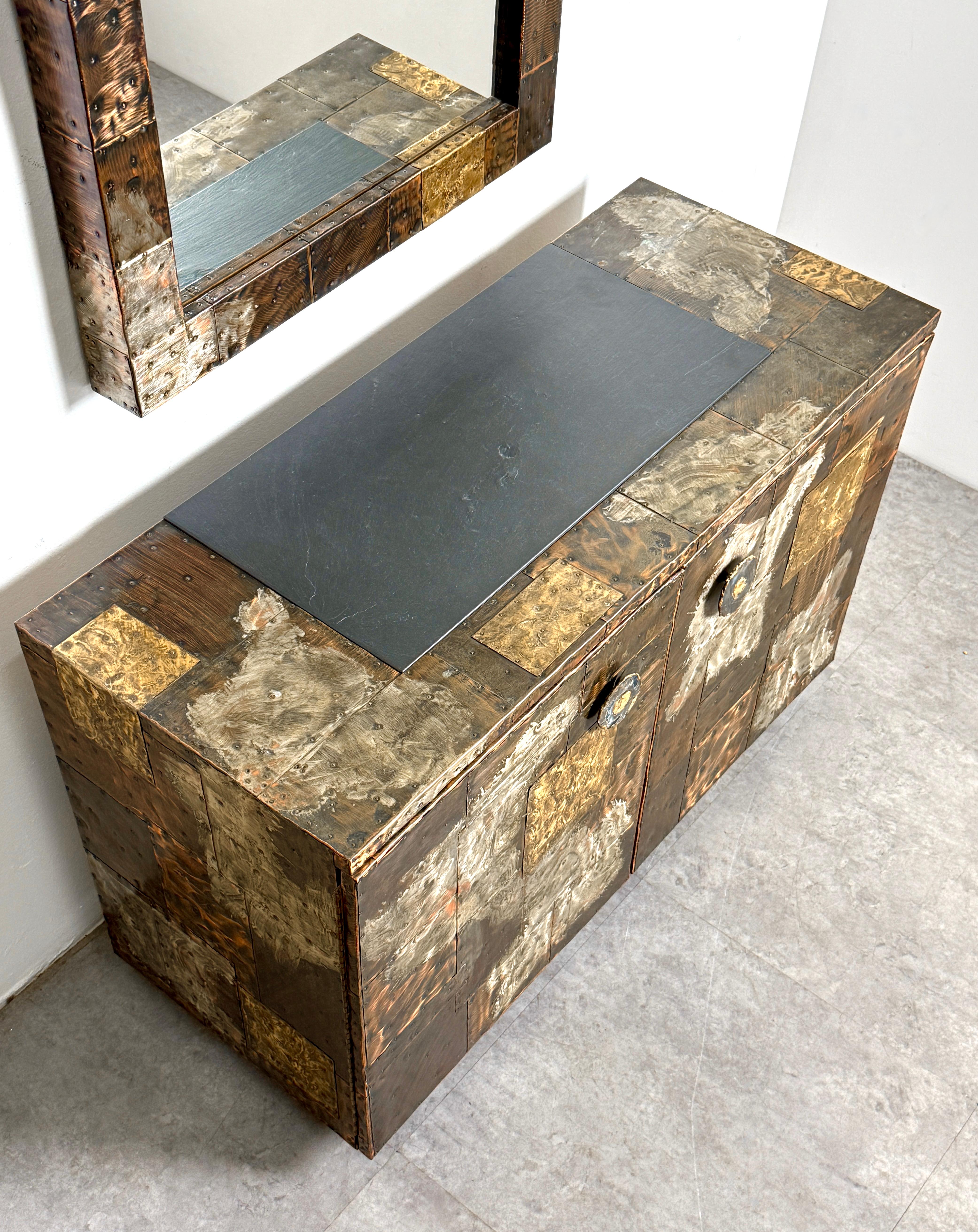 Patchwork Armoire patchwork Paul Evans avec plateau en ardoise et miroir mural suspendu des années 1960 en vente