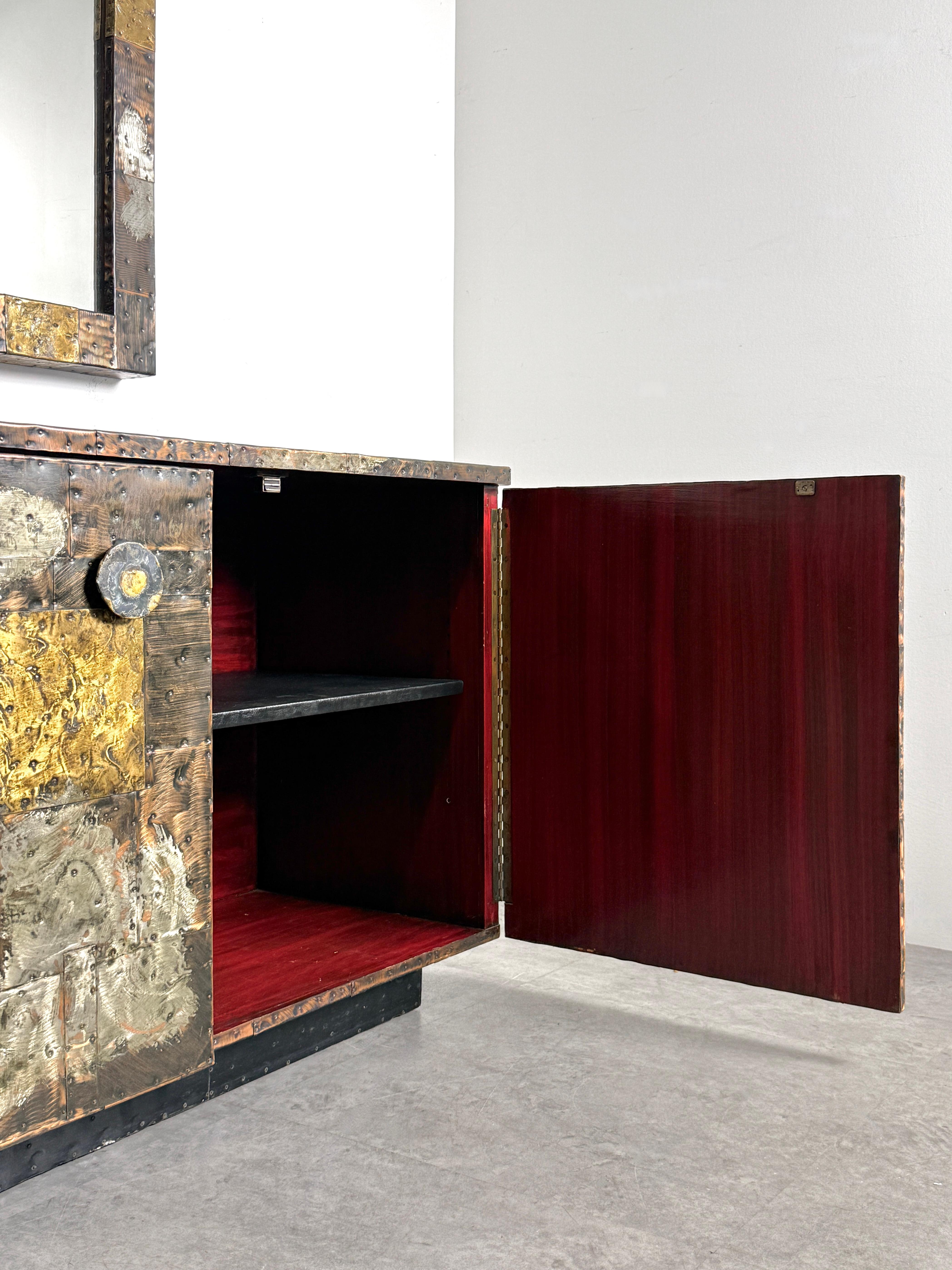 Laiton Armoire patchwork Paul Evans avec plateau en ardoise et miroir mural suspendu des années 1960 en vente