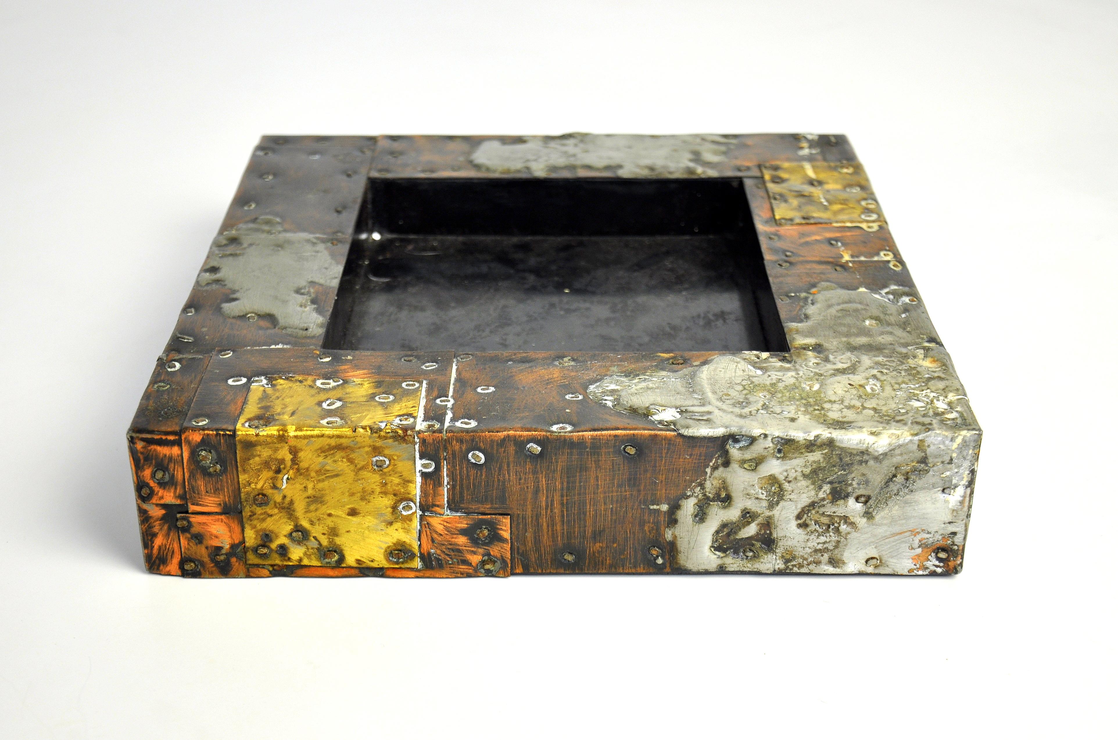 A Brutalist mixed metal vide-poche tray from the Patchwork line by the legendary designer and sculptor Paul Evans for Directional, dating from the 1970s. The tray features bronze, copper, pewter and steel. It can also be used as a desk accessory or