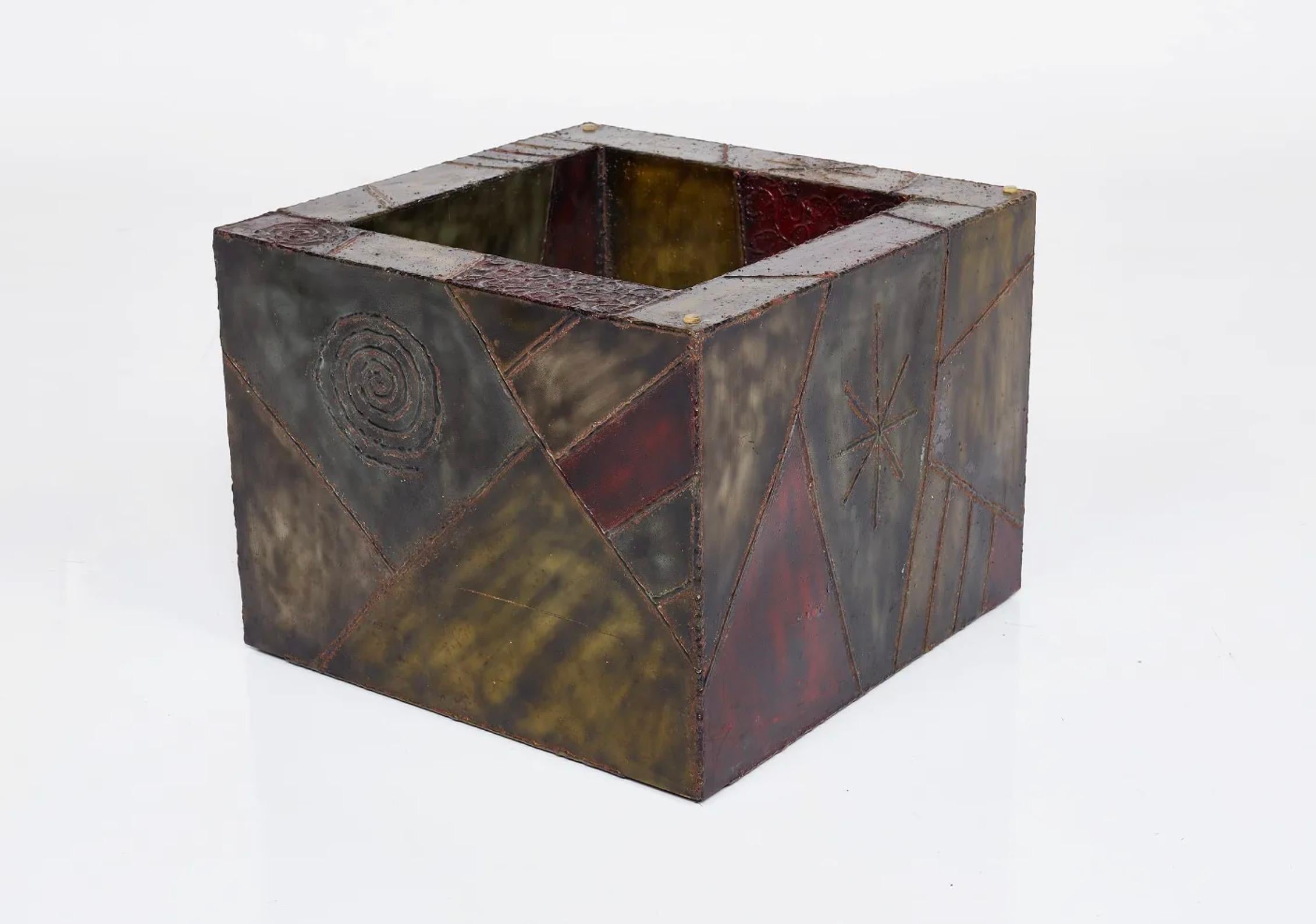 Superbe table basse de Paul Evans pour Directional, produite en 1978, signée et datée PE 78. La forme cubique est fabriquée à partir de pièces d'acier peint patinées qui ont été soudées selon un motif de type patchwork. Idéal comme table basse ou