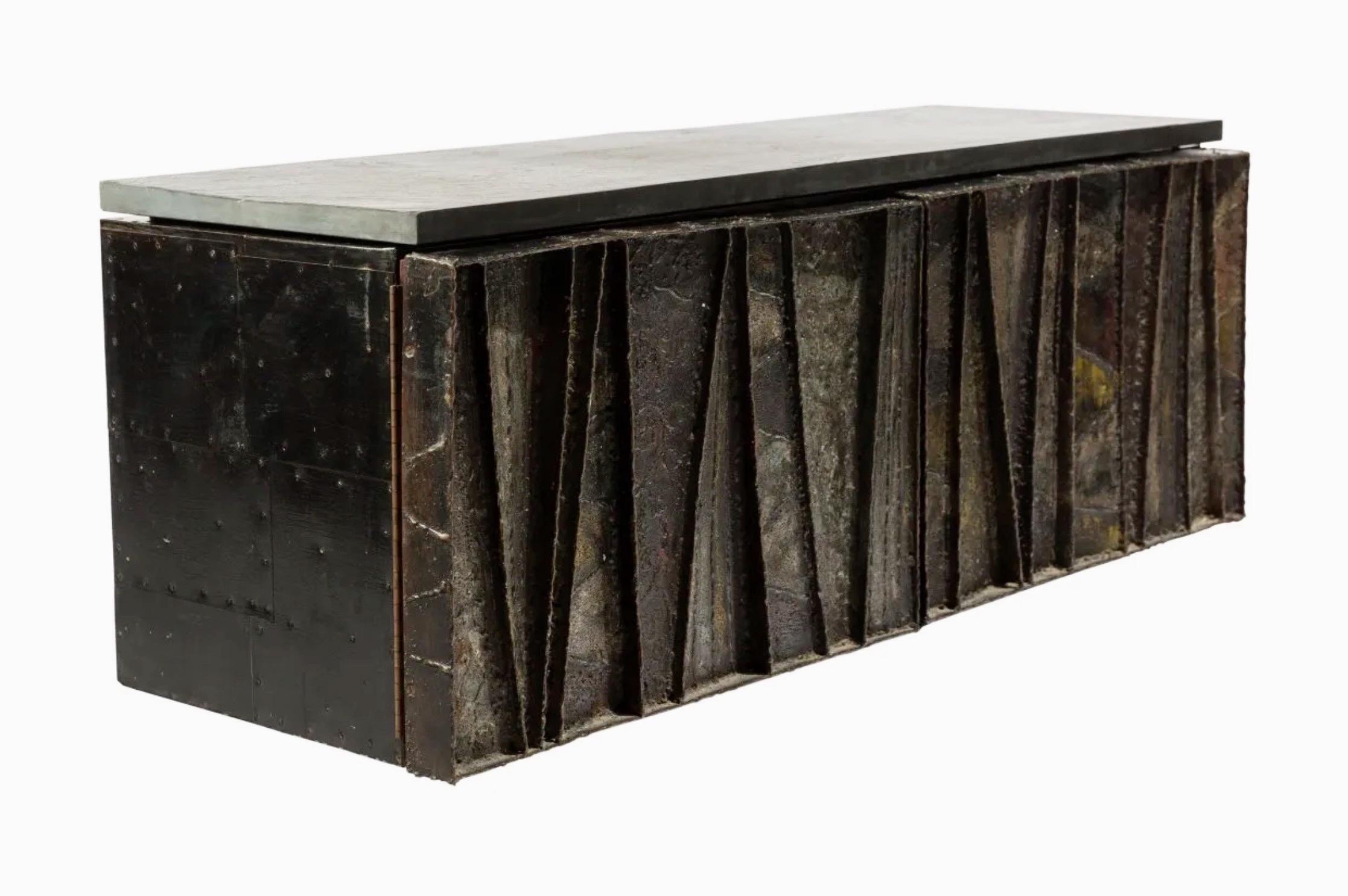 Superbe armoire murale flottante Deep Relief 'PE-19' de Paul Evans pour Directional, produite en 1964, signée et datée 'PE 64'. 

Cette incroyable pièce de collection est fabriquée à partir de segments patinés d'acier émaillé qui ont été soudés avec