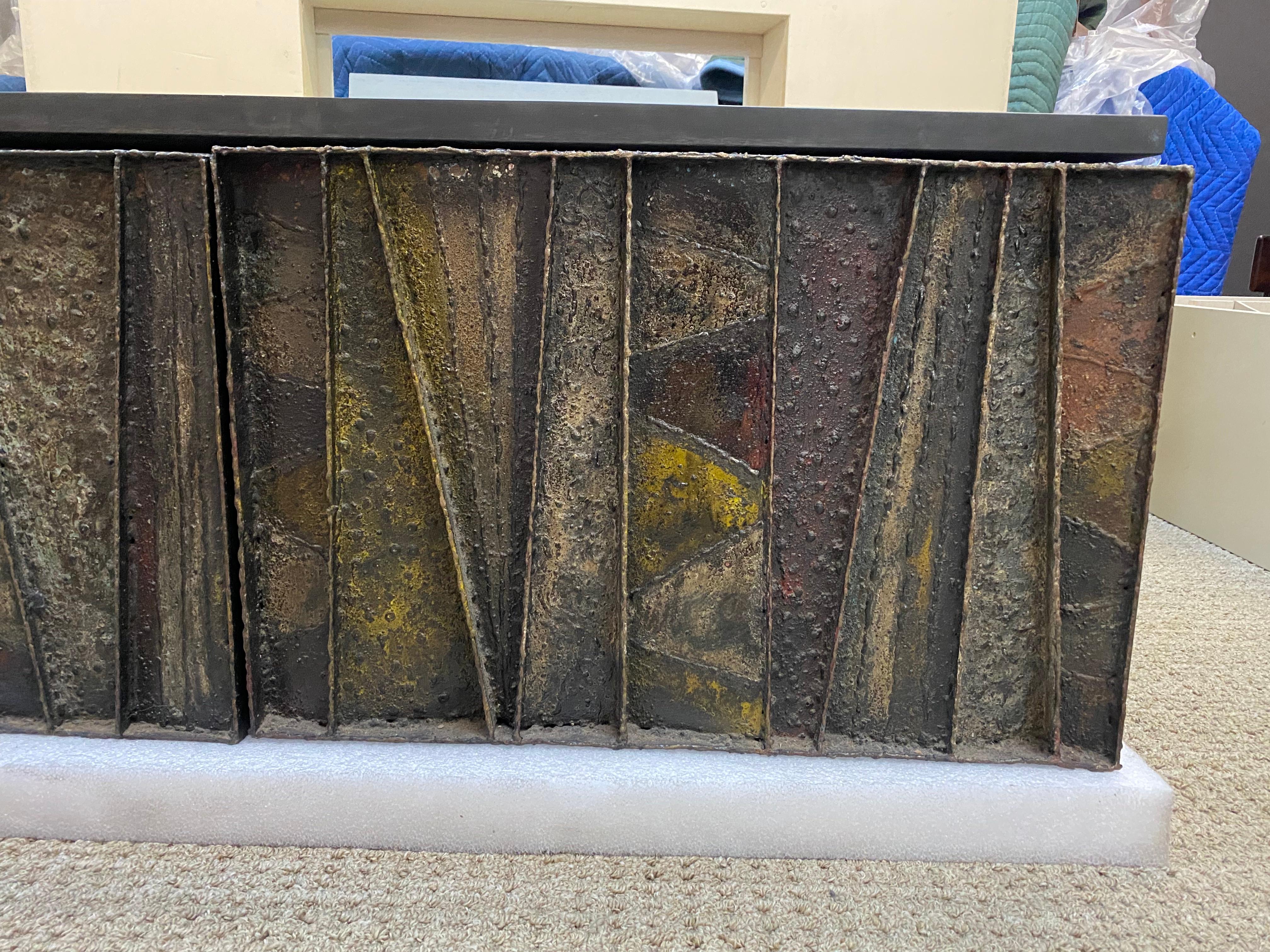 Milieu du XXe siècle Armoire murale flottante en relief profond Paul Evans 'PE-19' avec dessus en ardoise, 1964 en vente
