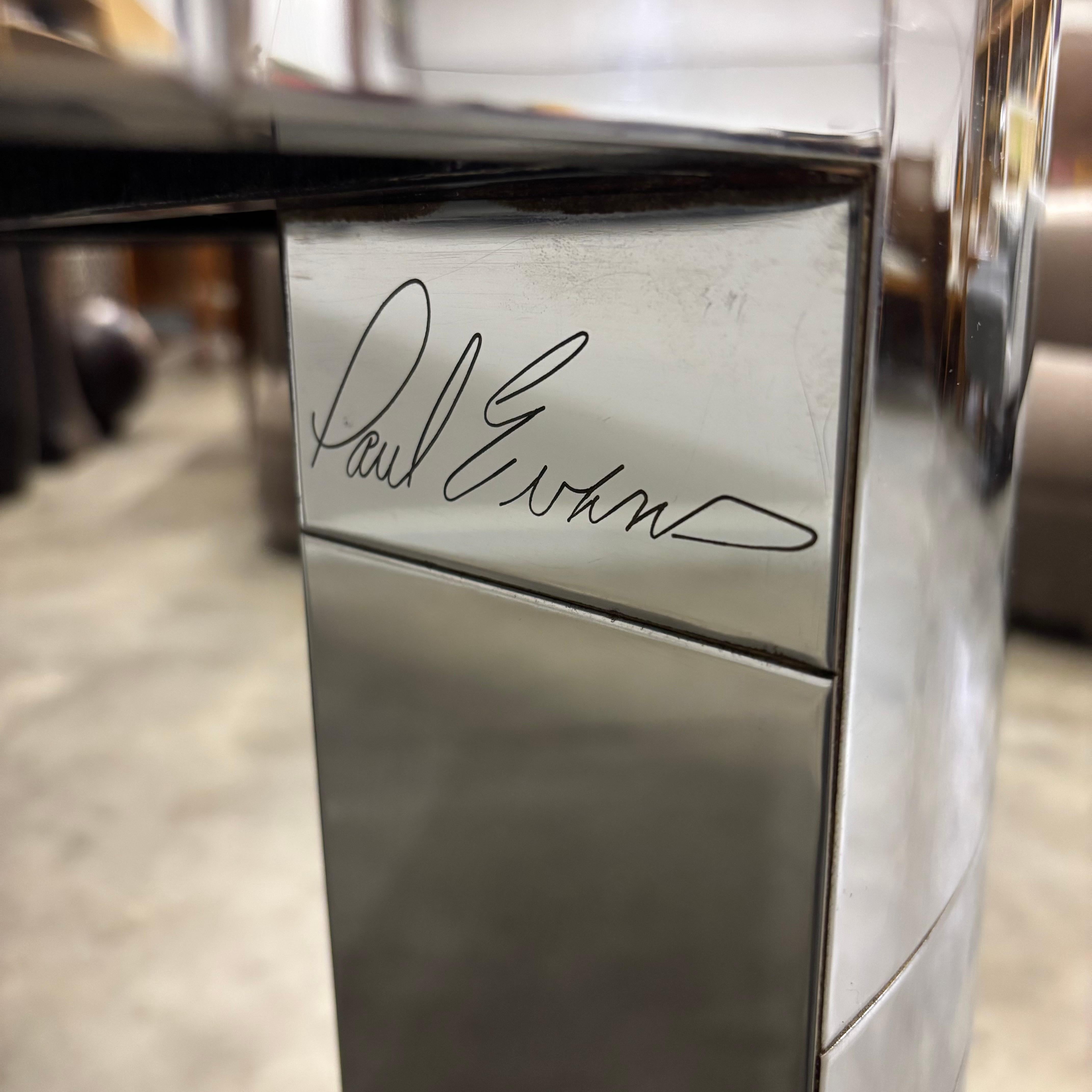 
Table de salle à manger Paul Evans PE-509 de la série Cityscape, entièrement réalisée en patchwork chromé. Des panneaux métalliques géométriques de formes rectangulaires variées créent la composition caractéristique inspirée de la ligne d'horizon