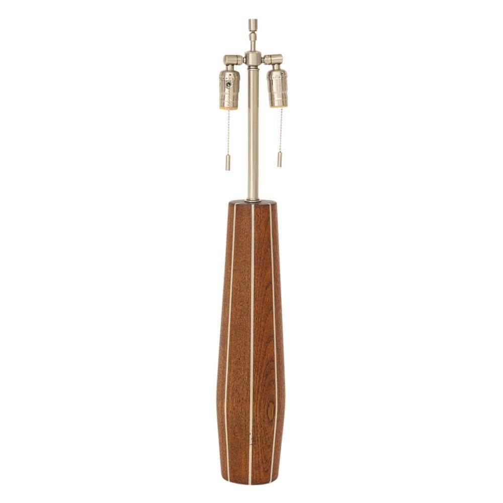 Paul Evans and Phillip Lloyd Powell table lamp, walnut and pewter. Medium scale slender table lamp in walnut with vertical pewter inlays. The lamp measures: 18.5