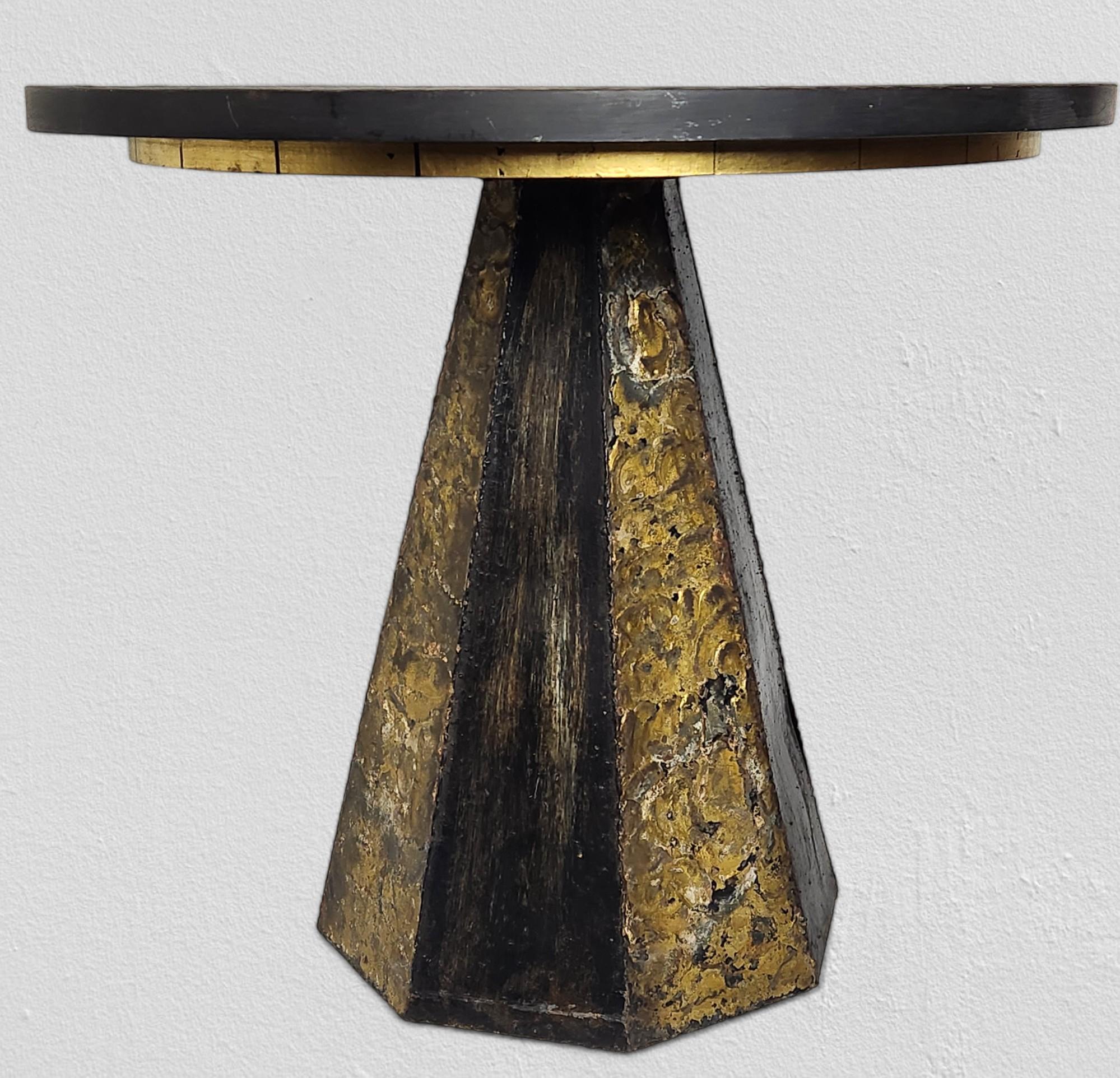 Paul Evans round natural cleft slate top side table circa mid 1960s.
An octagonal tapered welded oxidized steel and braised brass base with a modeled surface.
The wooden disc that supports the original cleft slate top has a gilded edge in 24 kt gold