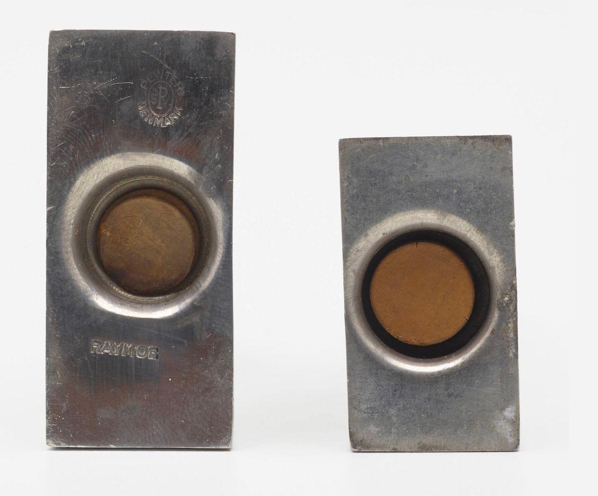 Salières et poivrières en étain de Paul Evans 1955c.
Ensemble rare de Raymor.
Marque de distributeur imprimée sur le dessous de la salière 'Pewter SP Denmark Raymor'.
Dimensions :
Sel : 2 h × 2 l × ¾ d in
Poivre : 3 h × 1¼ w × ¾ d in