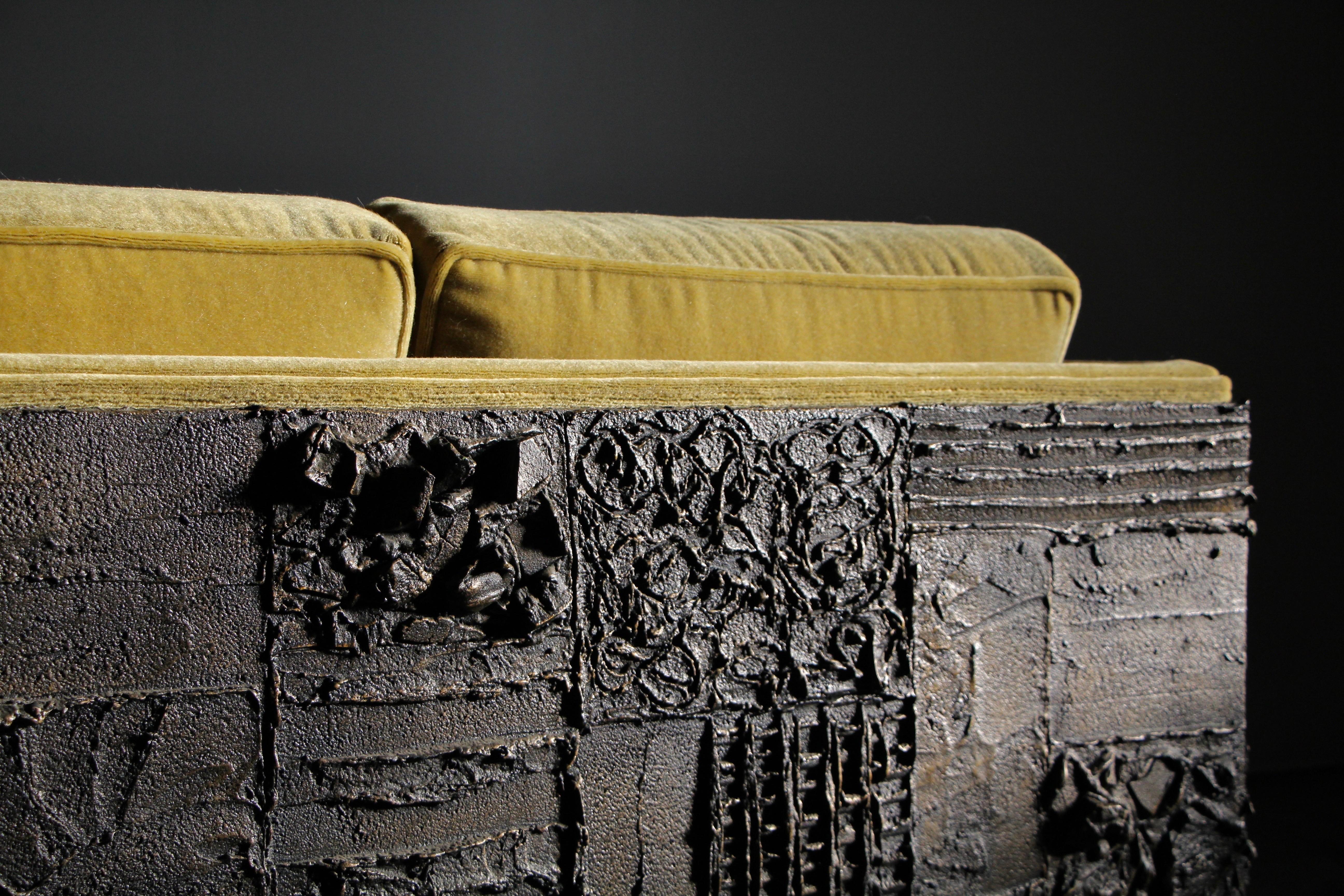 Maßgefertigtes Sofa aus Bronze und Mohair von Paul Evans, 1960er Jahre (amerikanisch) im Angebot