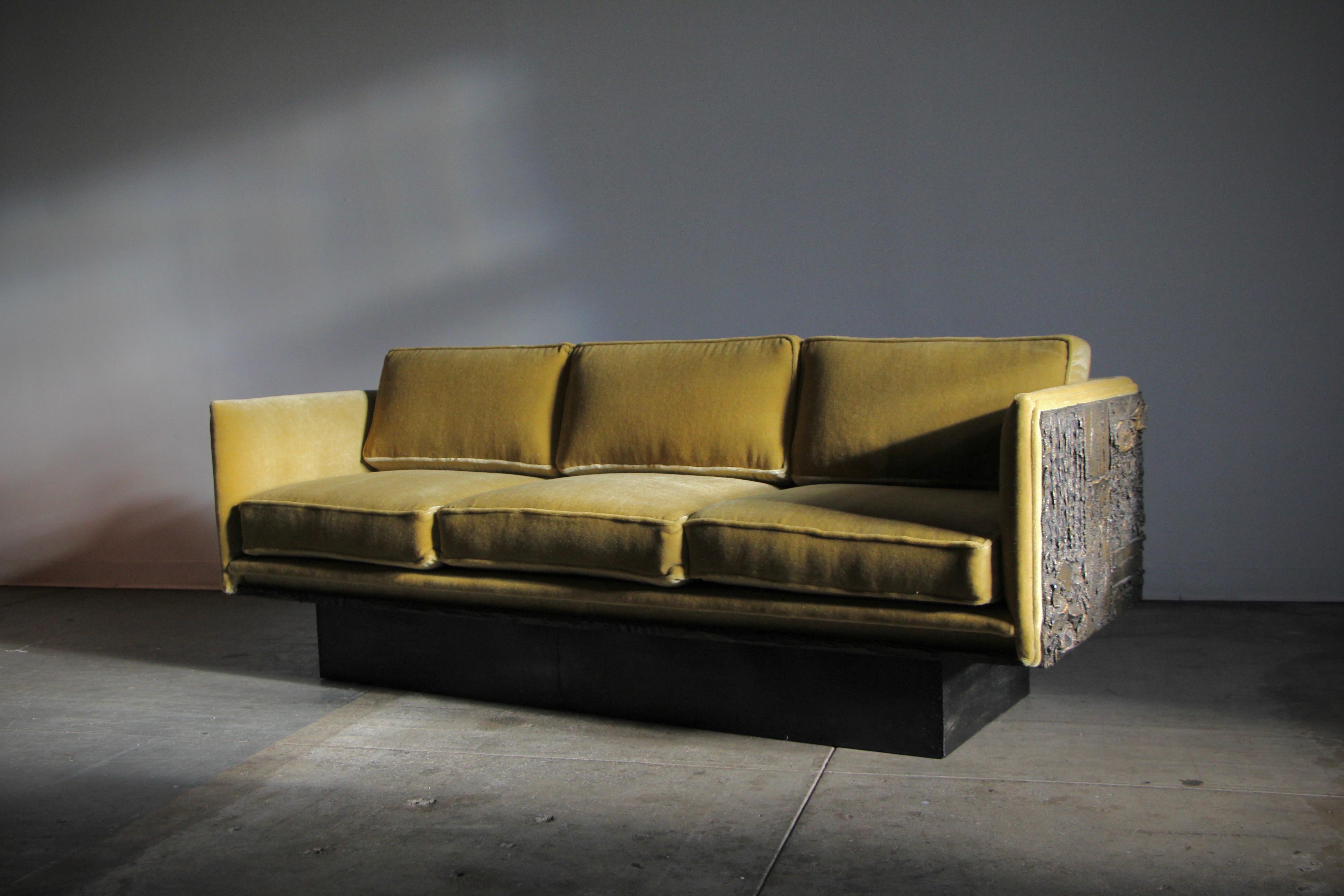 Maßgefertigtes Sofa aus Bronze und Mohair von Paul Evans, 1960er Jahre im Zustand „Gut“ im Angebot in Coronado, CA