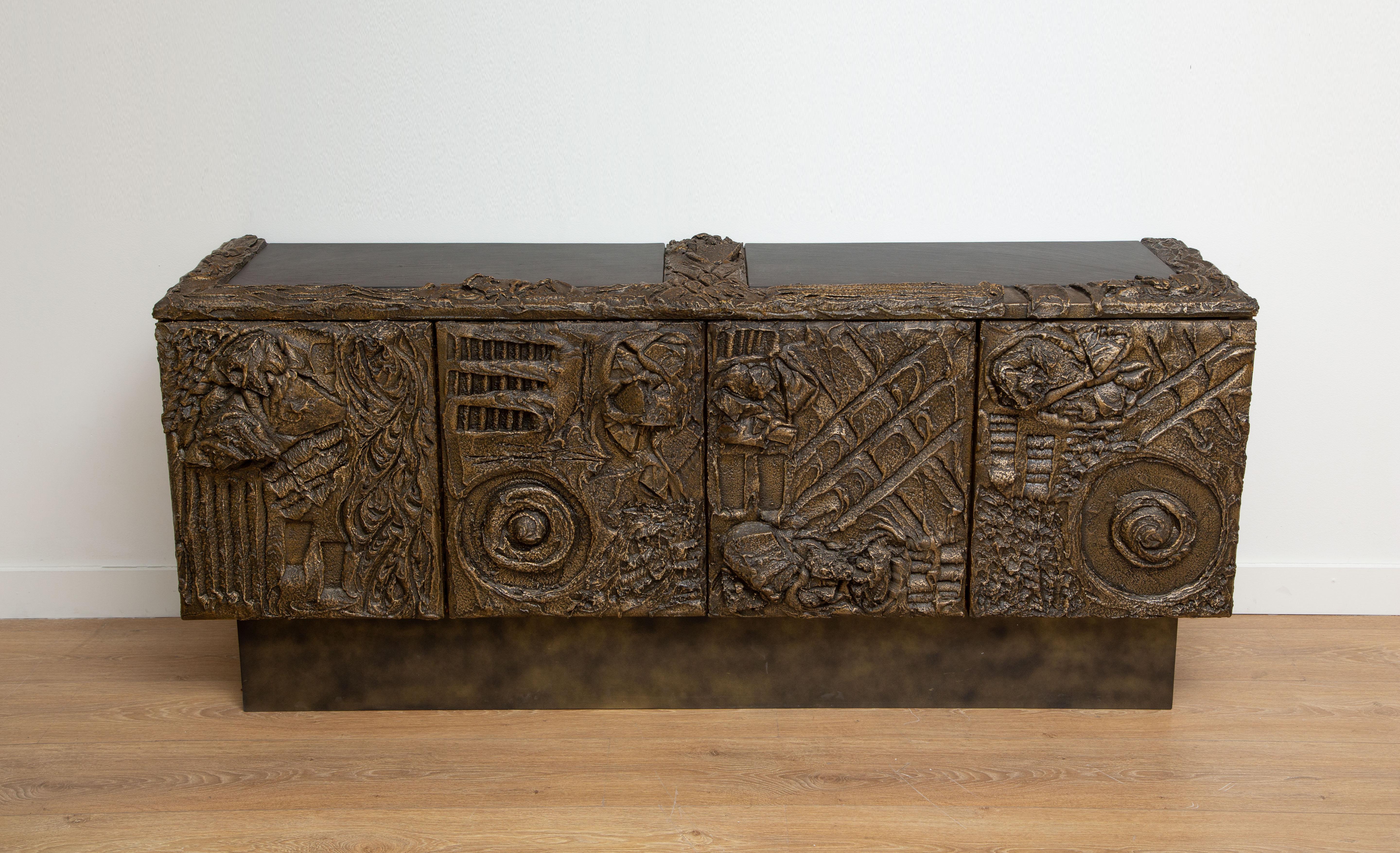 Paul Evans Brutalistisches Sideboard aus Bronze, USA, 1969
Diese brutalistische Anrichte ist ein außergewöhnliches Beispiel für die ikonische Bronzeserie von Paul Evans und wurde 1969 vom Studio des Künstlers für Directional Furniture entworfen. Das