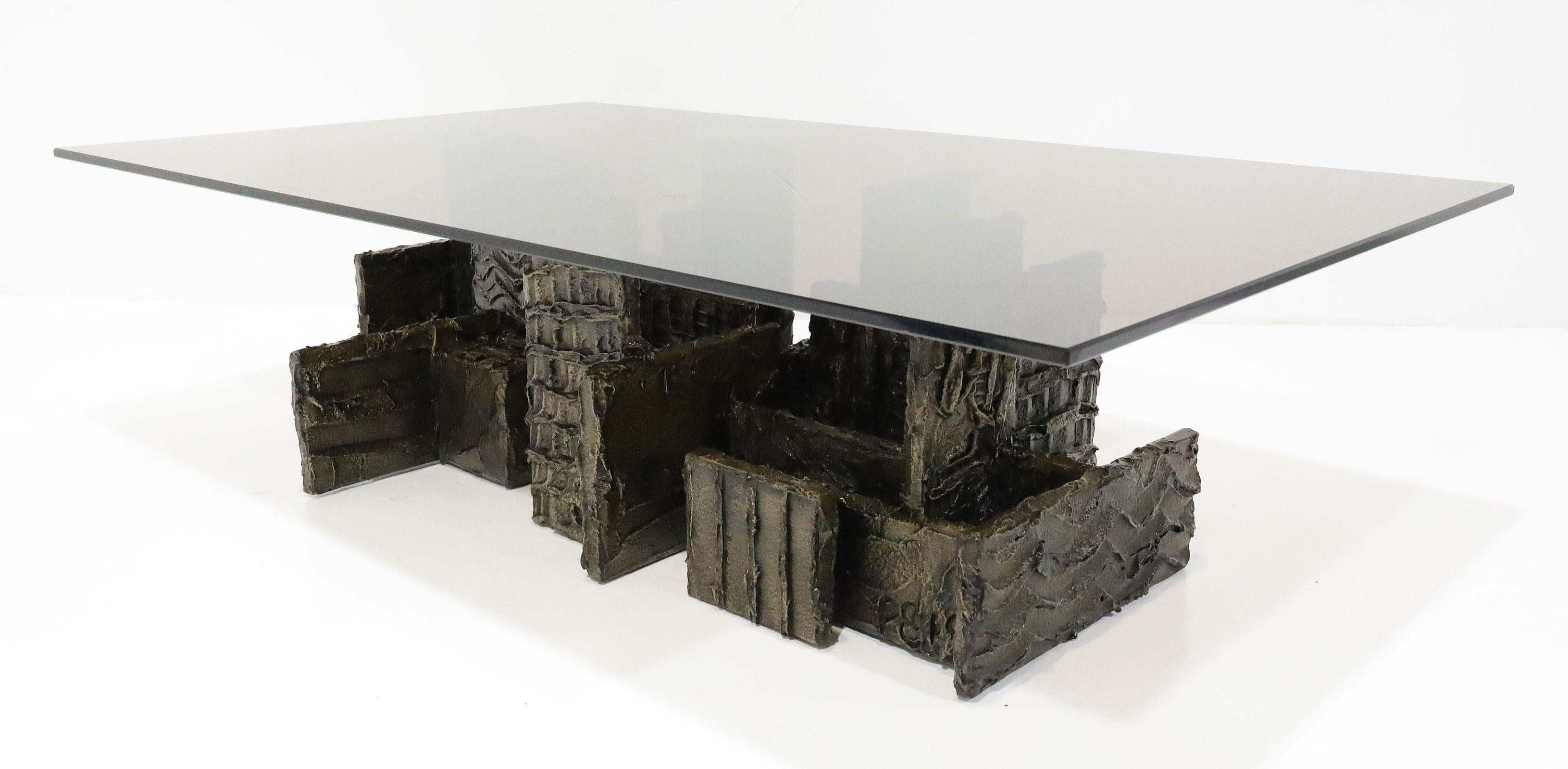 Mid-Century Modern Table basse/table basse en bronze sculpté Paul Evans, signée 1969 en vente