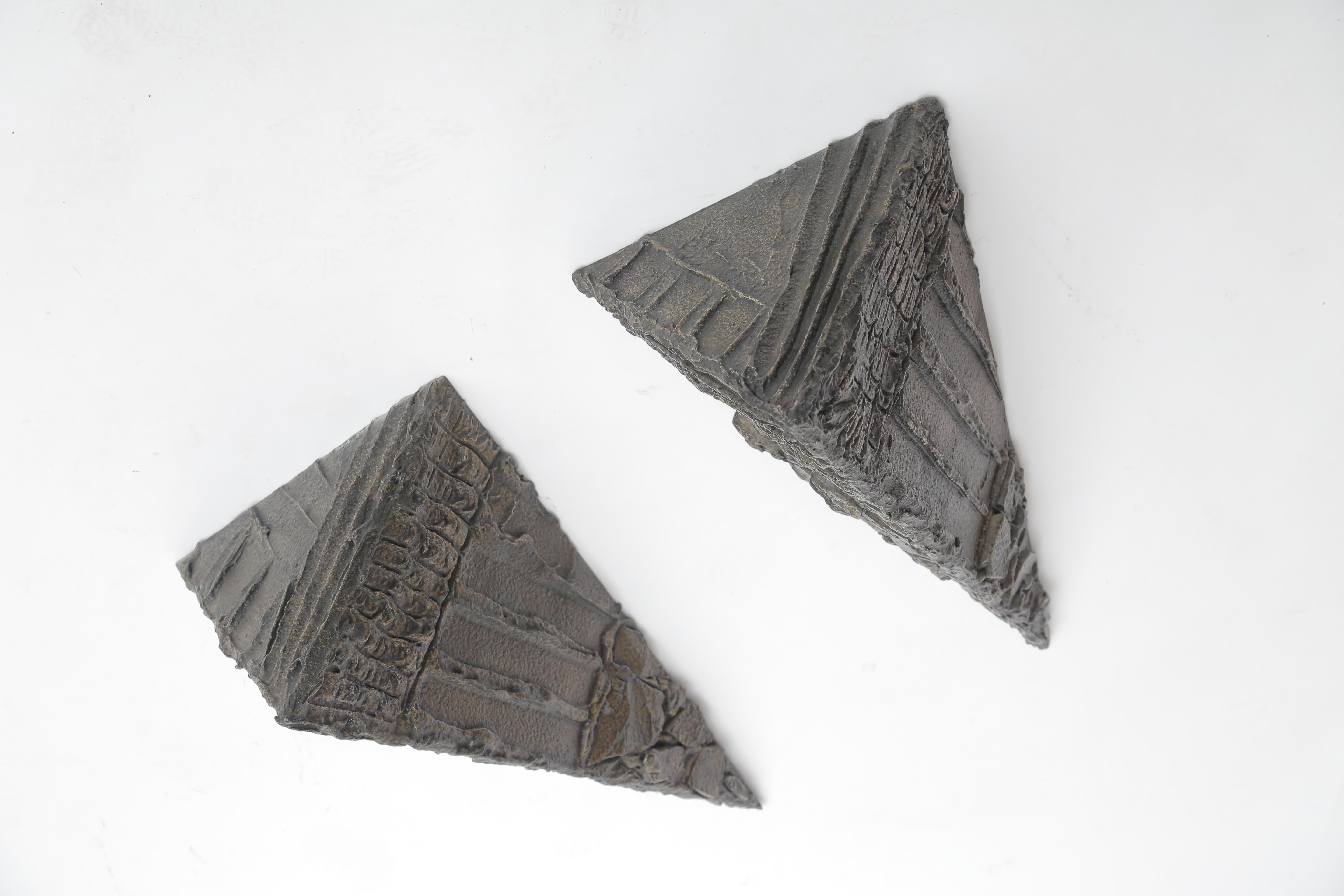 Sculpted bronze wall brackets with original glass shelf
Measures: Glass shelf 60