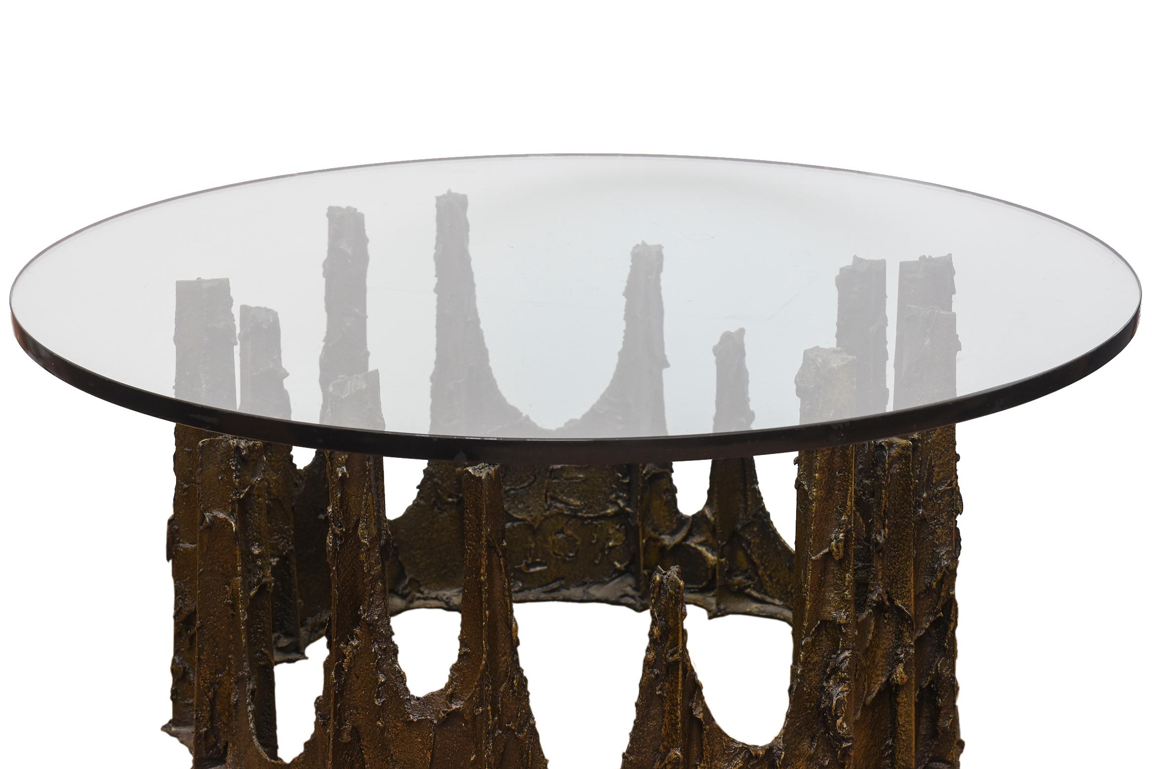 Cette merveilleuse table de cocktail sculptée signée Paul Evans, datant de 1976, ressemble à un château fondu de gouttes de bronze de différentes hauteurs aux formes brutalistes et couronnées. On l'appelle la table des stalagmites. Signé PE76. Il a