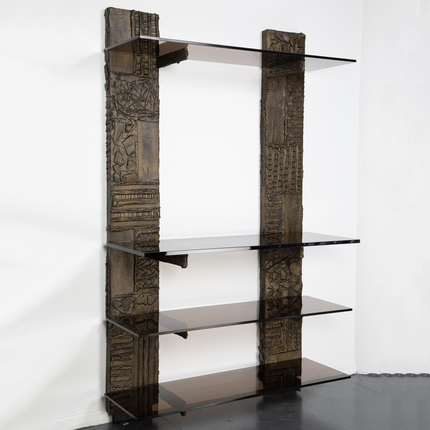 Wall unit with 2 pilasters in sculpted bronze resin and smoked glass shelves by Paul Evans, American 1974 (signed 