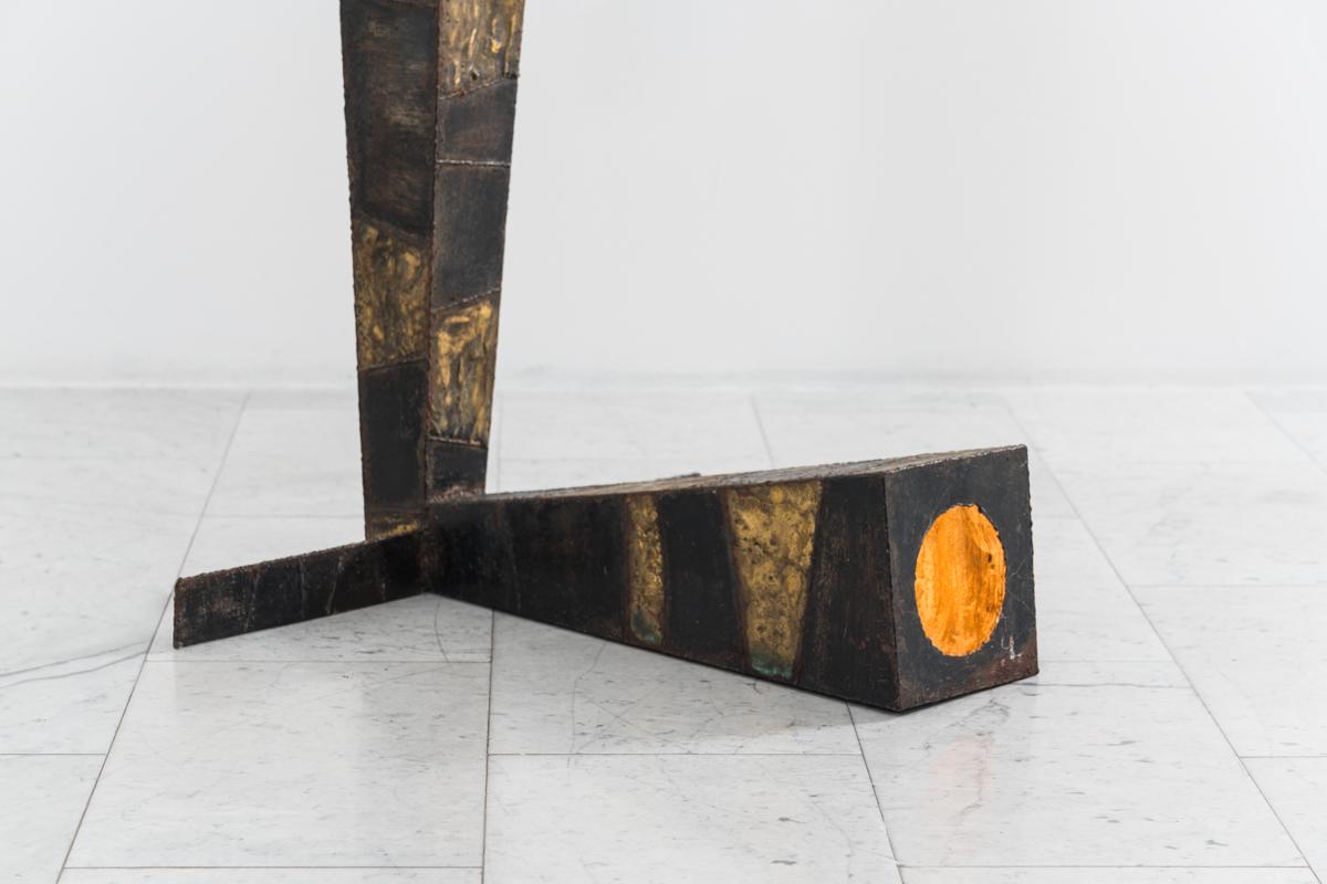 A fantastic example of an early, commissioned sculptural steel lamp by Paul Evans, the L-shaped lamp’s square obelisk body is formed from rectilinear sections of welded steel with alternating blackened and polychromed enamel in a patchwork