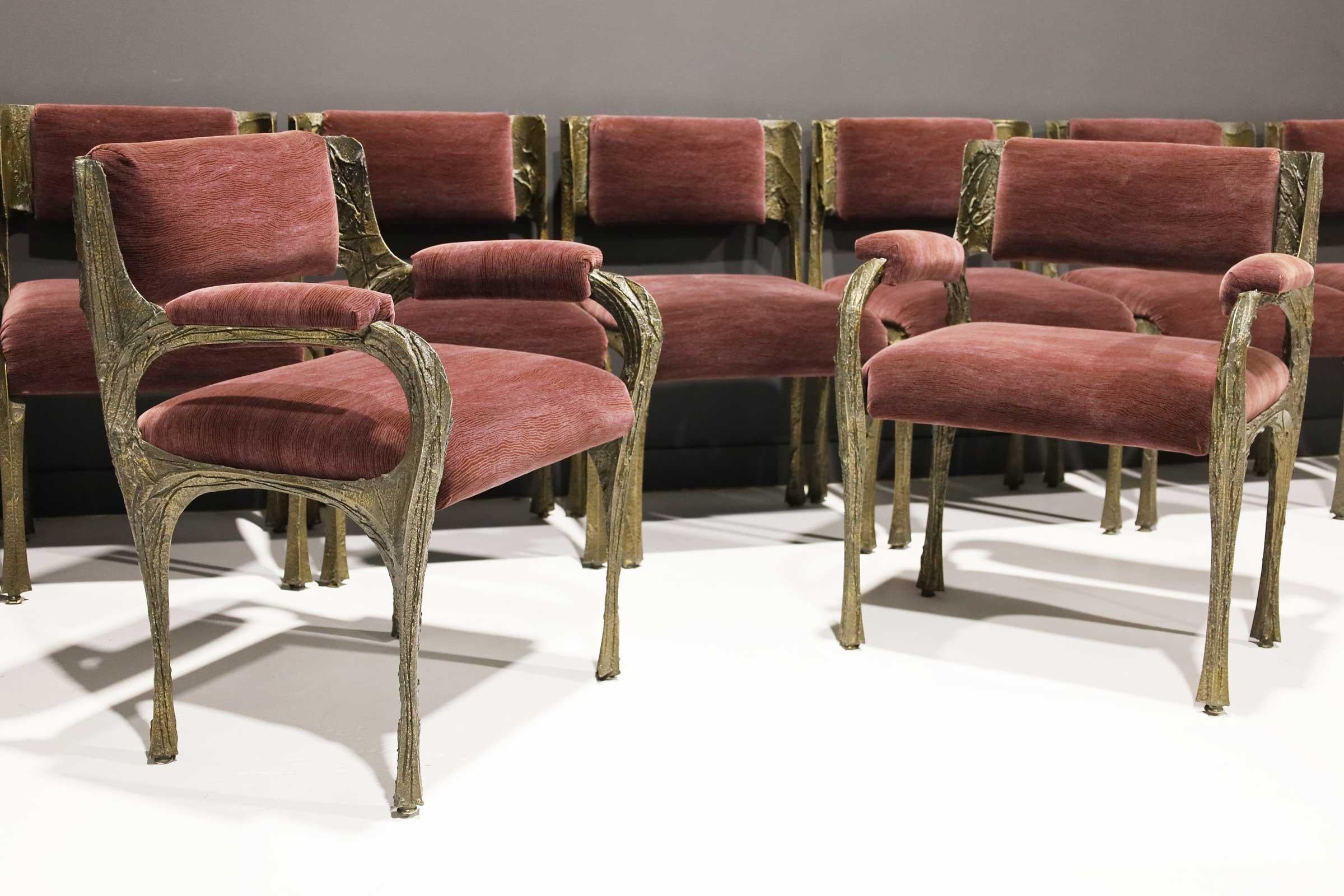 Paul Evans for Directional, rare ensemble de 10 chaises de salle à manger de la série PE-105/106, bronze sculpté, acier, tissu, États-Unis, vers 1965, 

Superbe exemple des conceptions de Paul Evans pour Directional. La série de bronze PE100-200 a