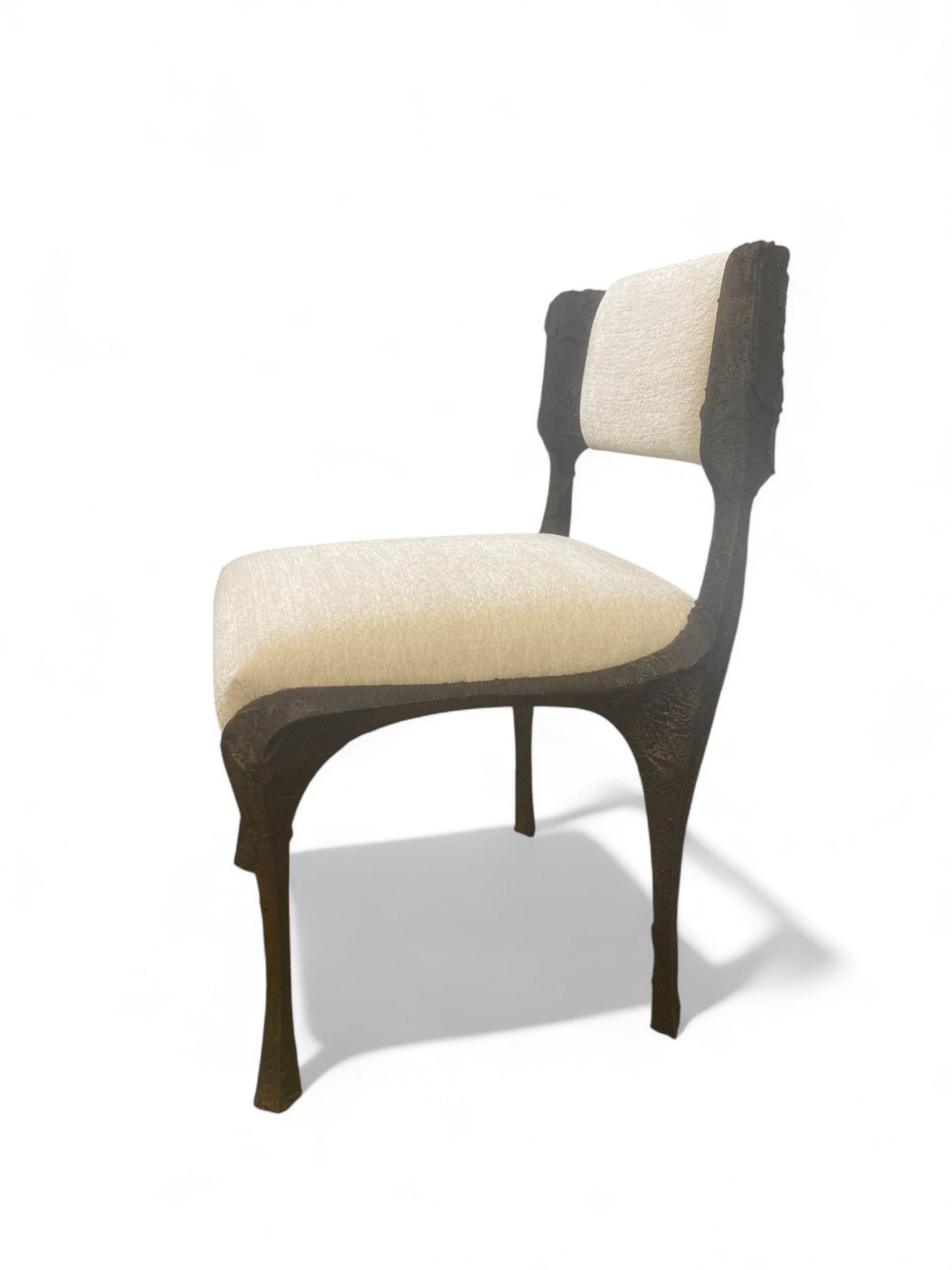 Paul Evans, ensemble de douze chaises de salle à manger en bronze sculpté brutaliste, USA 1970
Cet ensemble extrêmement rare est composé de deux fauteuils (modèle PE 105) et de dix chaises d'appoint (modèle PE 106).
Fauteuils : 25 