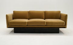 Paul Evans Sofa.  Gehäuse aus bronziertem Harz, Sockel aus Bronze. Neue goldene Polstermöbel