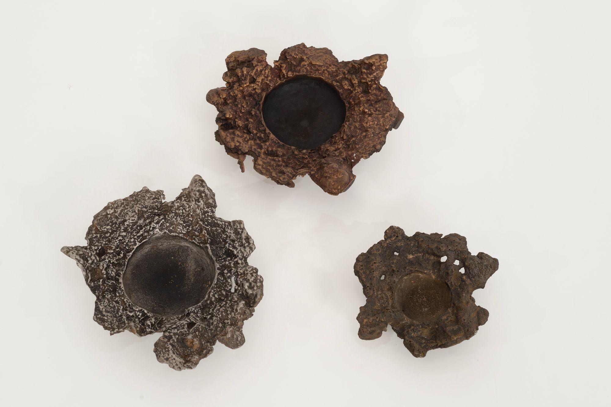 Collection Studio Paul Evans de trois bols à forme libre, 1965
Ensemble unique et rare d'exemples en bronze moulé et patiné, en bronze composite et en aluminium.
Deux exemples : 3½ h × 11 dia in (9 × 28 cm)
Un exemple : 2½ h × 8½ w × 7½ d in (6 × 22