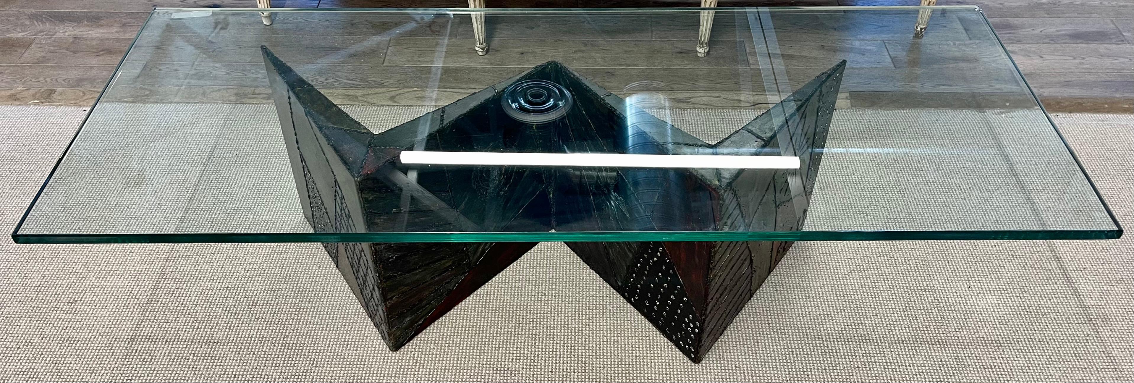 Table basse moderne du milieu du siècle dernier, style Paul Evans, métal patchwork, verre Bon état - En vente à Stamford, CT