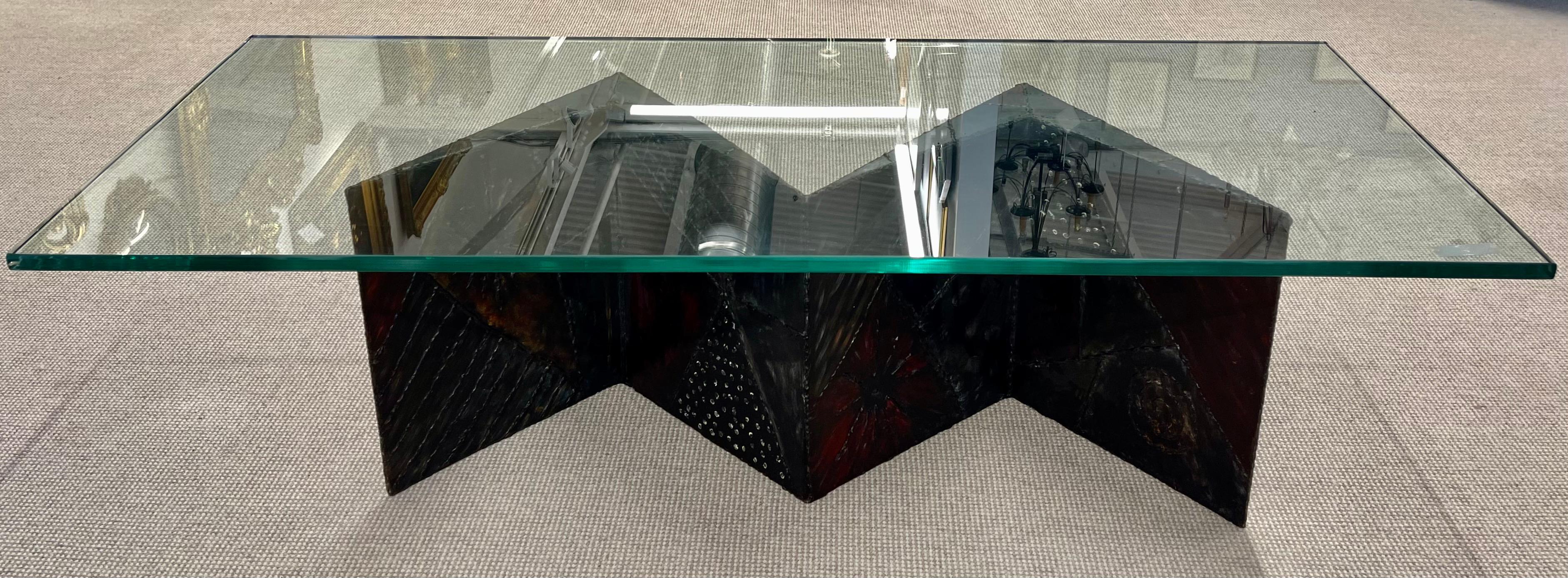 20ième siècle Table basse moderne du milieu du siècle dernier, style Paul Evans, métal patchwork, verre en vente