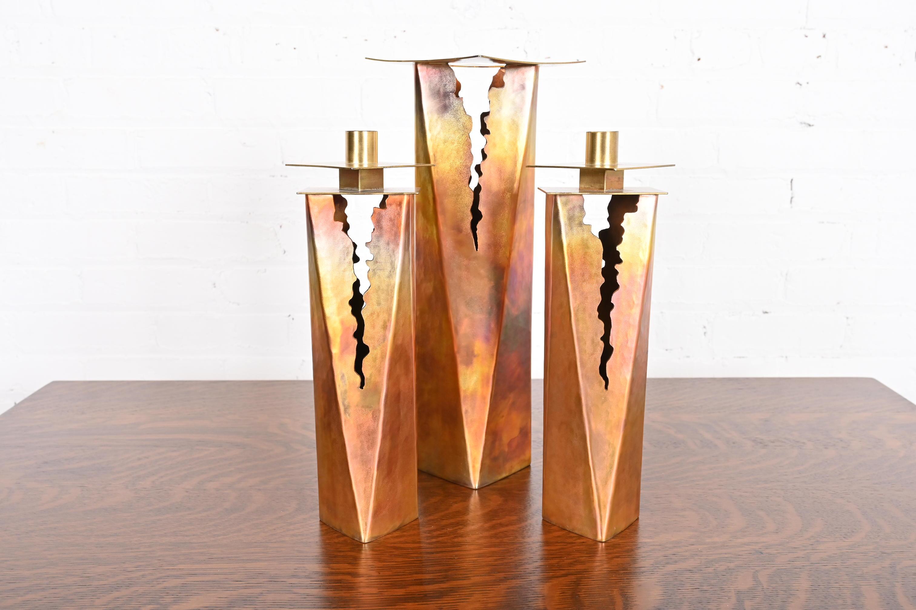 Brutalistische handgeschmiedete Kerzenständer aus Kupfer im Stil von Paul Evans, ca. 1970er Jahre im Angebot 5