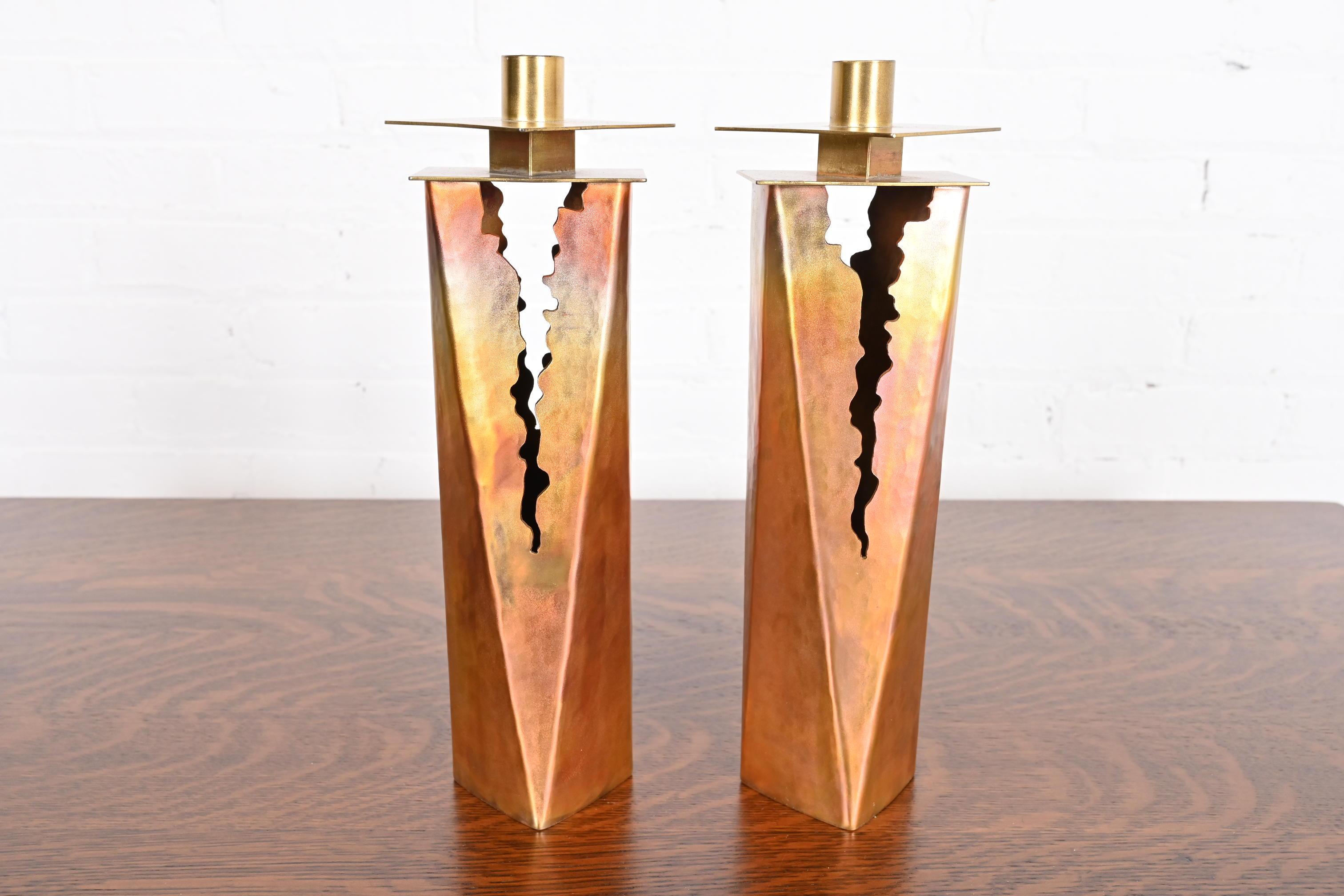 A beautiful pair of mid-century modern Brutalist hand wrought copper large candlestick holders

In the manner of Paul Evans

USA, Circa 1970s

Measures: 4.5