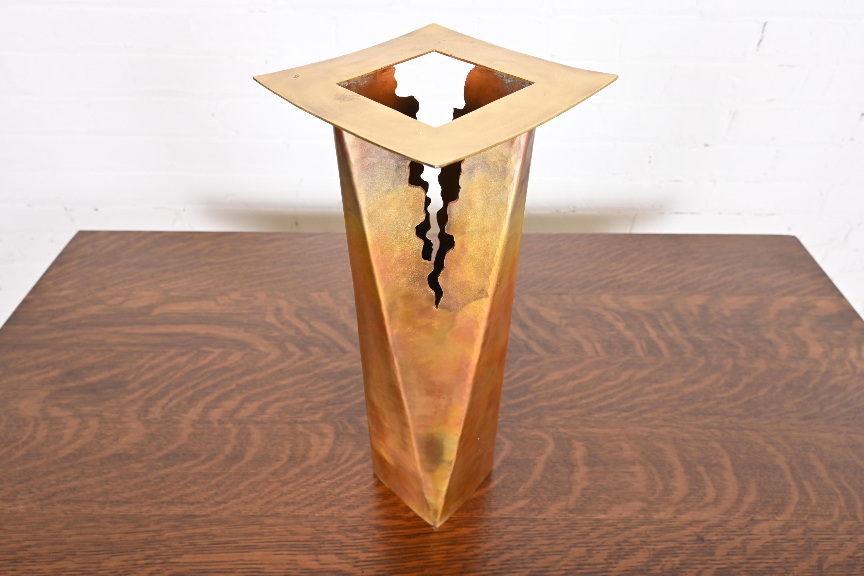 Magnifique grand vase en cuivre forgé à la main de style Brutalist du milieu du siècle dernier.

À la manière de Paul Evans

USA, Circa 1970s

Dimensions : 7,75 