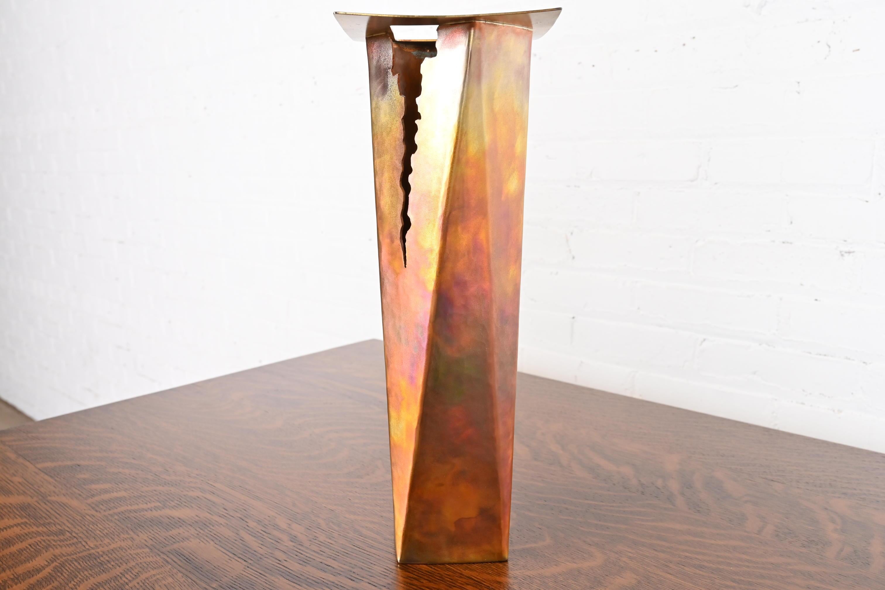 Fait main Grand vase brutaliste en cuivre forgé à la main de style Paul Evans, vers 1970 en vente