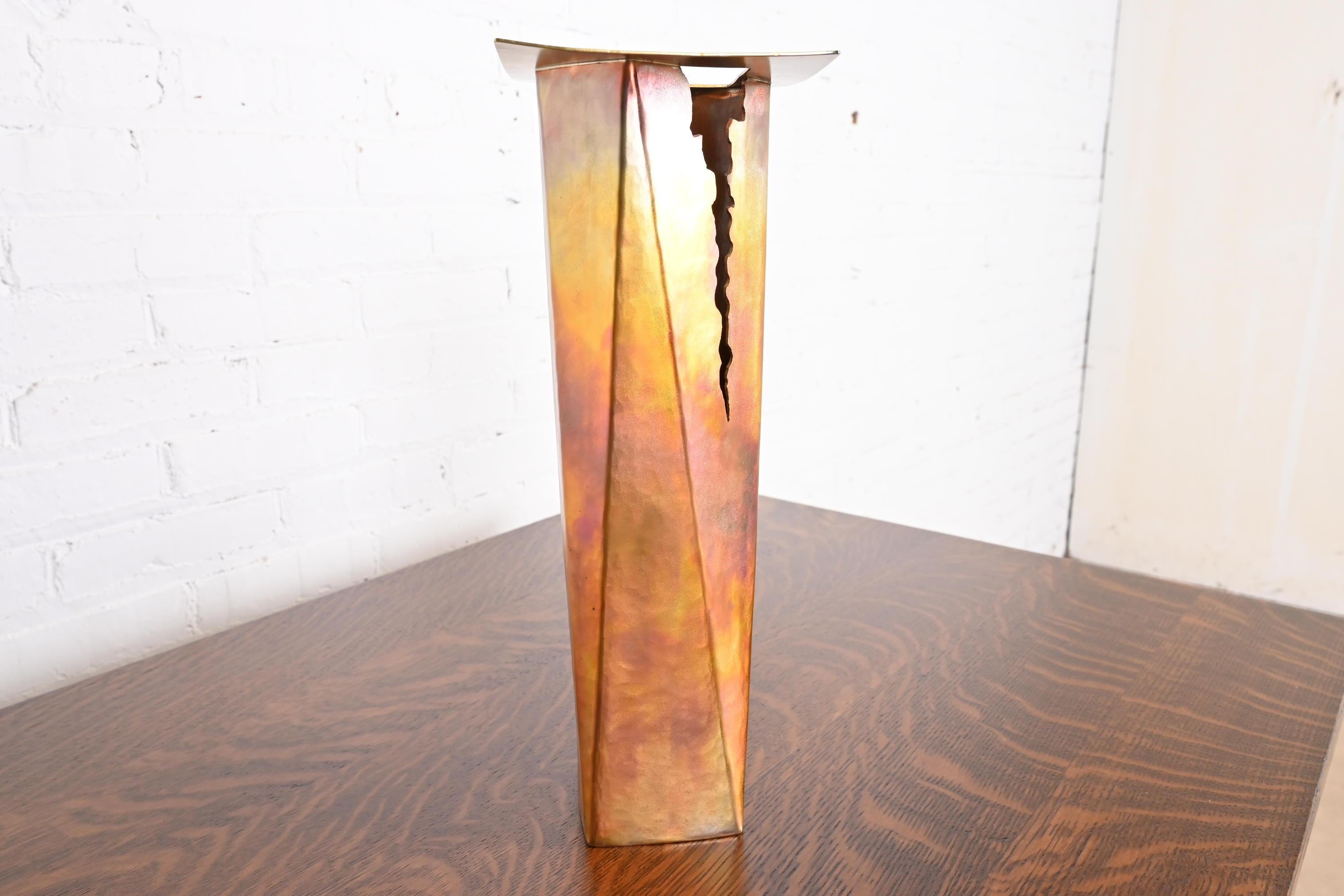 Fin du 20e siècle Grand vase brutaliste en cuivre forgé à la main de style Paul Evans, vers 1970 en vente