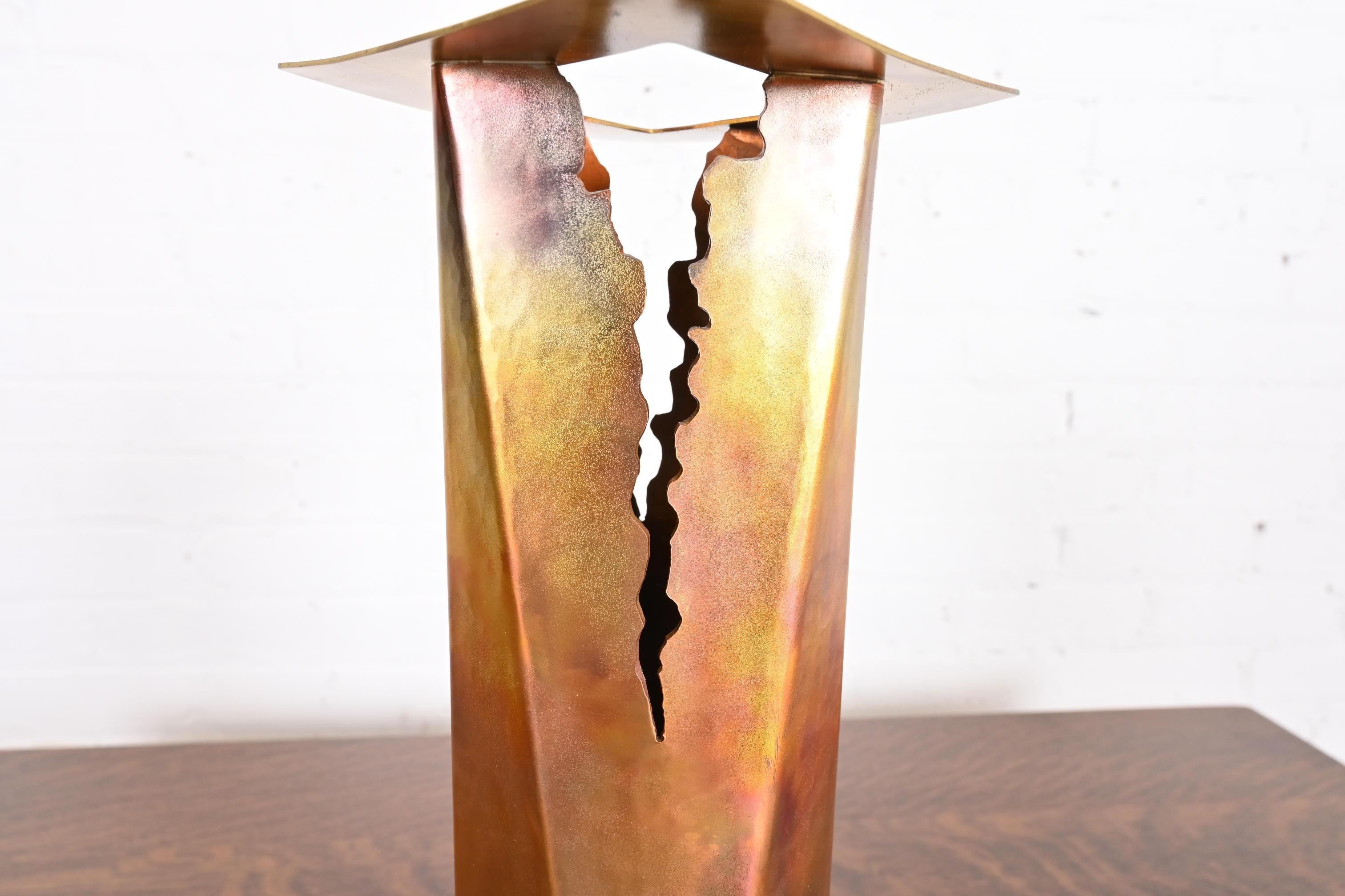 Grand vase brutaliste en cuivre forgé à la main de style Paul Evans, vers 1970 en vente 1