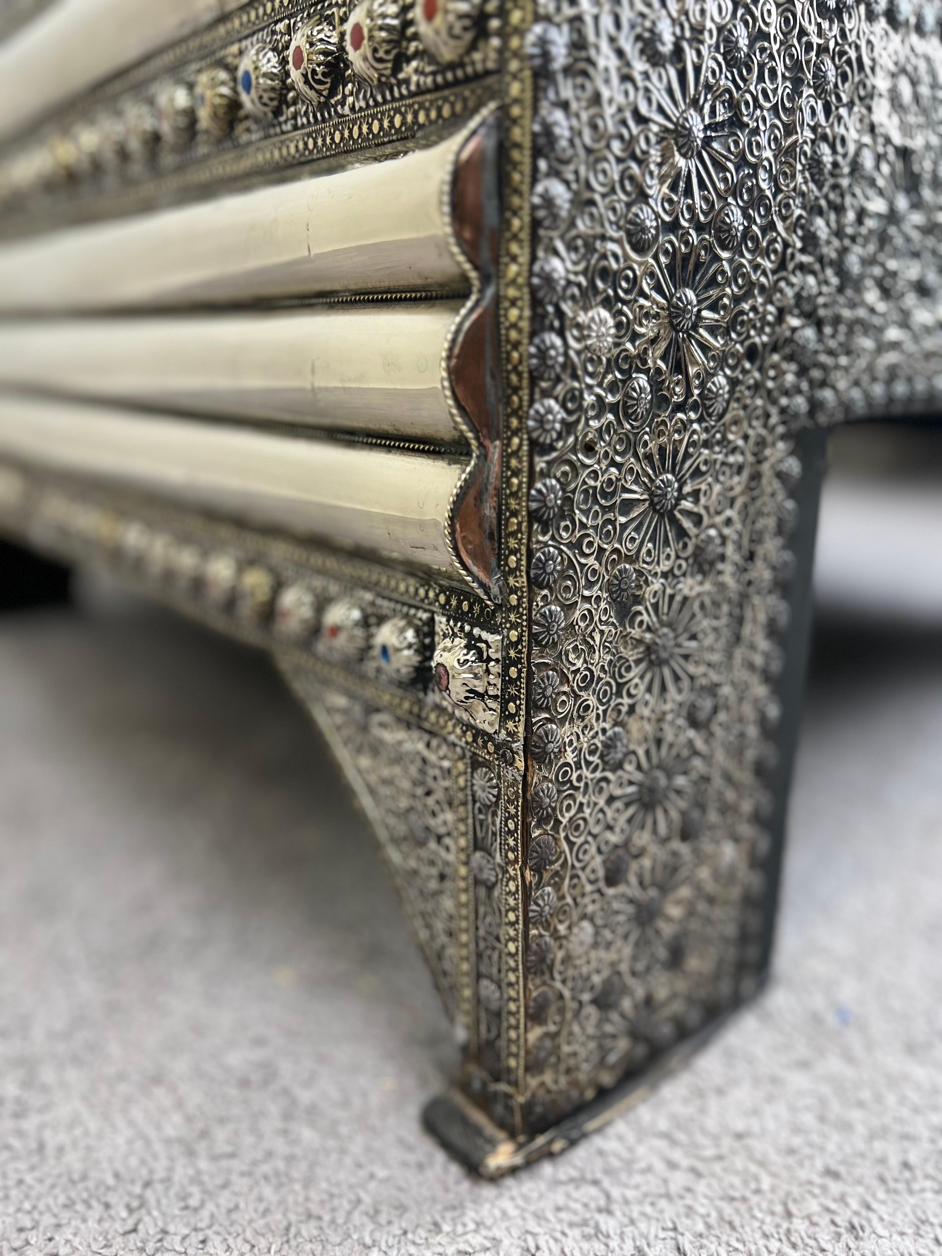 Paire de chaises longues en laiton et cuir faites à la main dans le style Brutalist de Paul Evans en vente 7