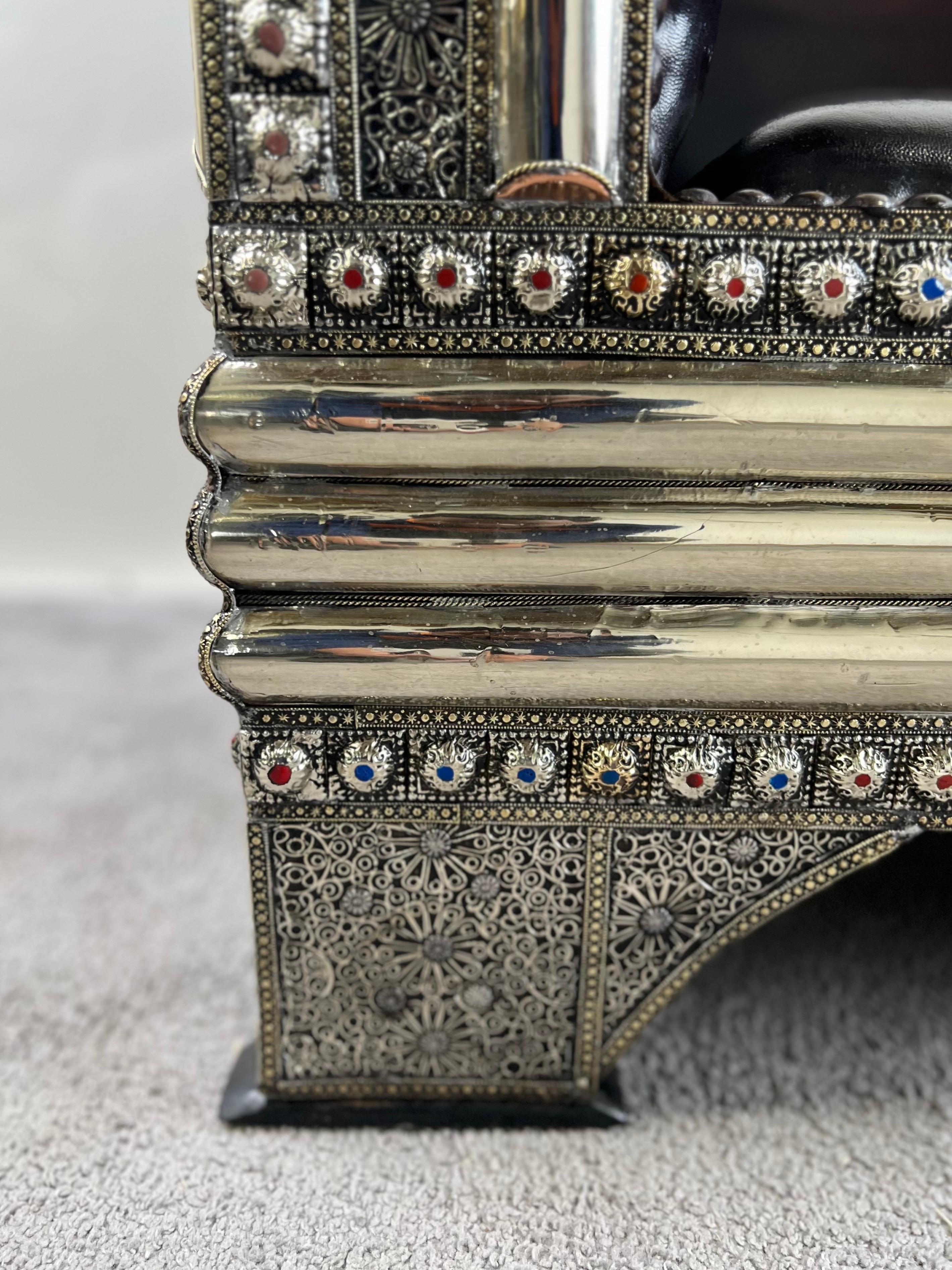 Paire de chaises longues en laiton et cuir faites à la main dans le style Brutalist de Paul Evans en vente 8