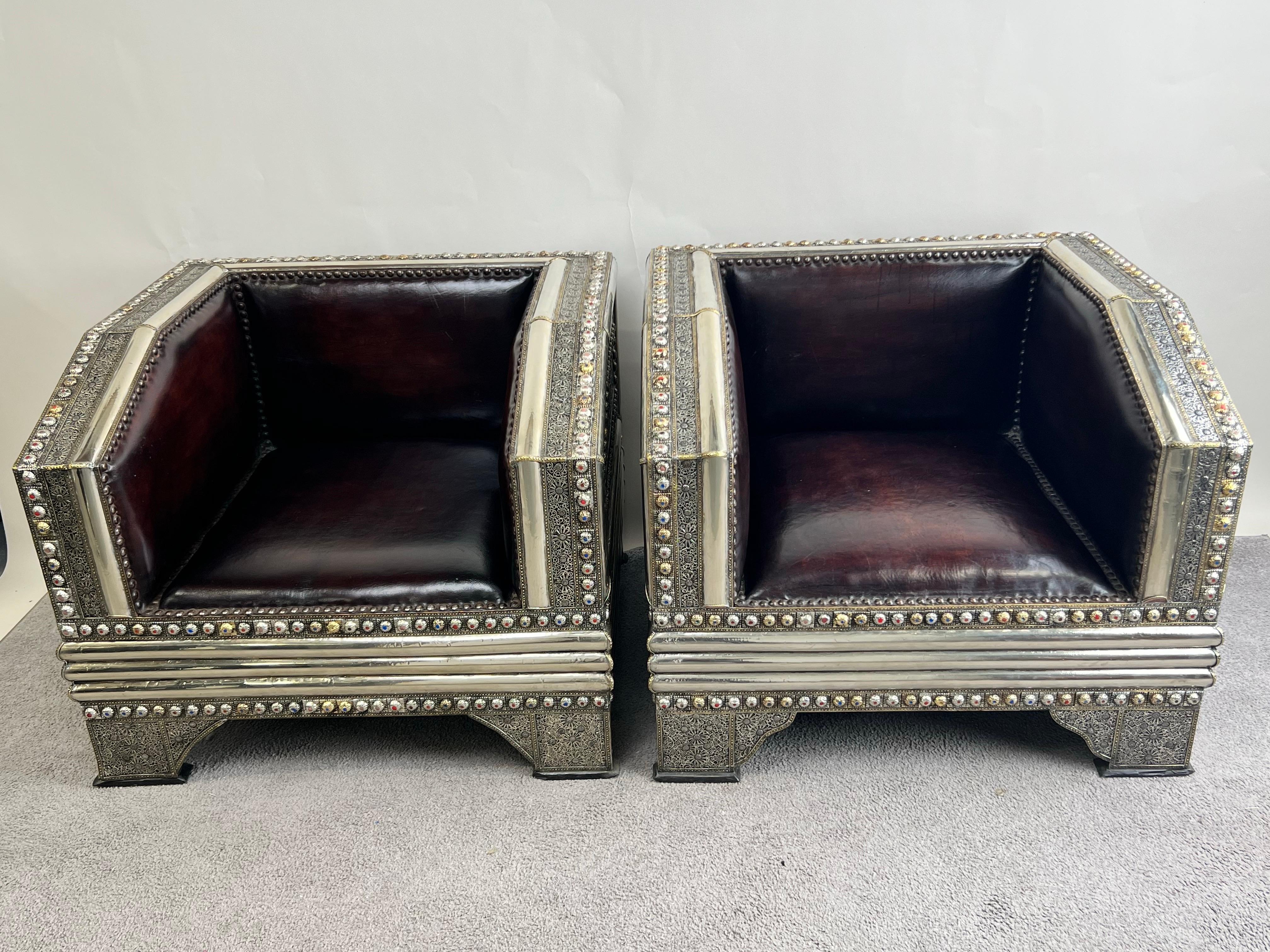 Brutalisme Paire de chaises longues en laiton et cuir faites à la main dans le style Brutalist de Paul Evans en vente