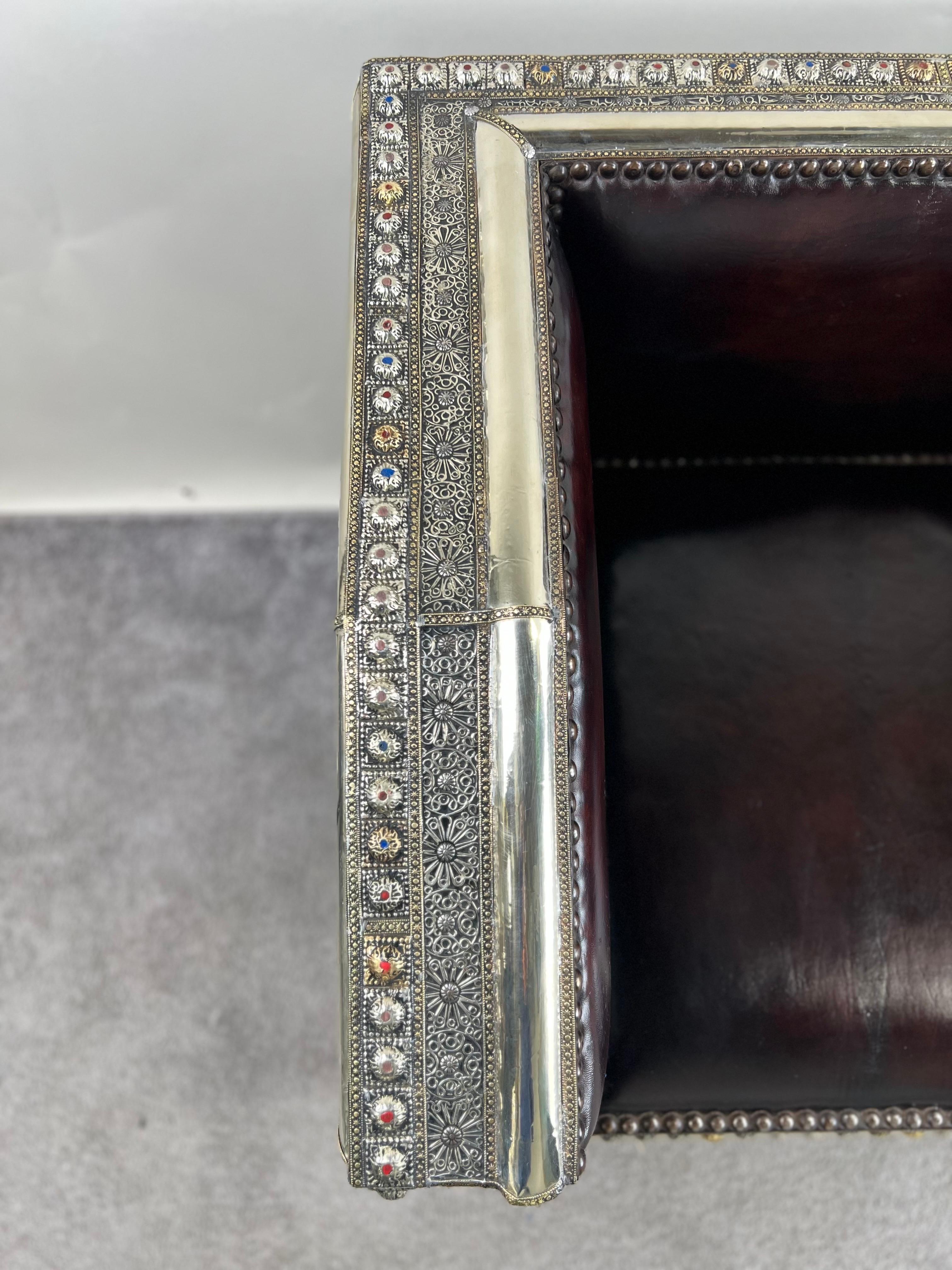 Paire de chaises longues en laiton et cuir faites à la main dans le style Brutalist de Paul Evans en vente 2