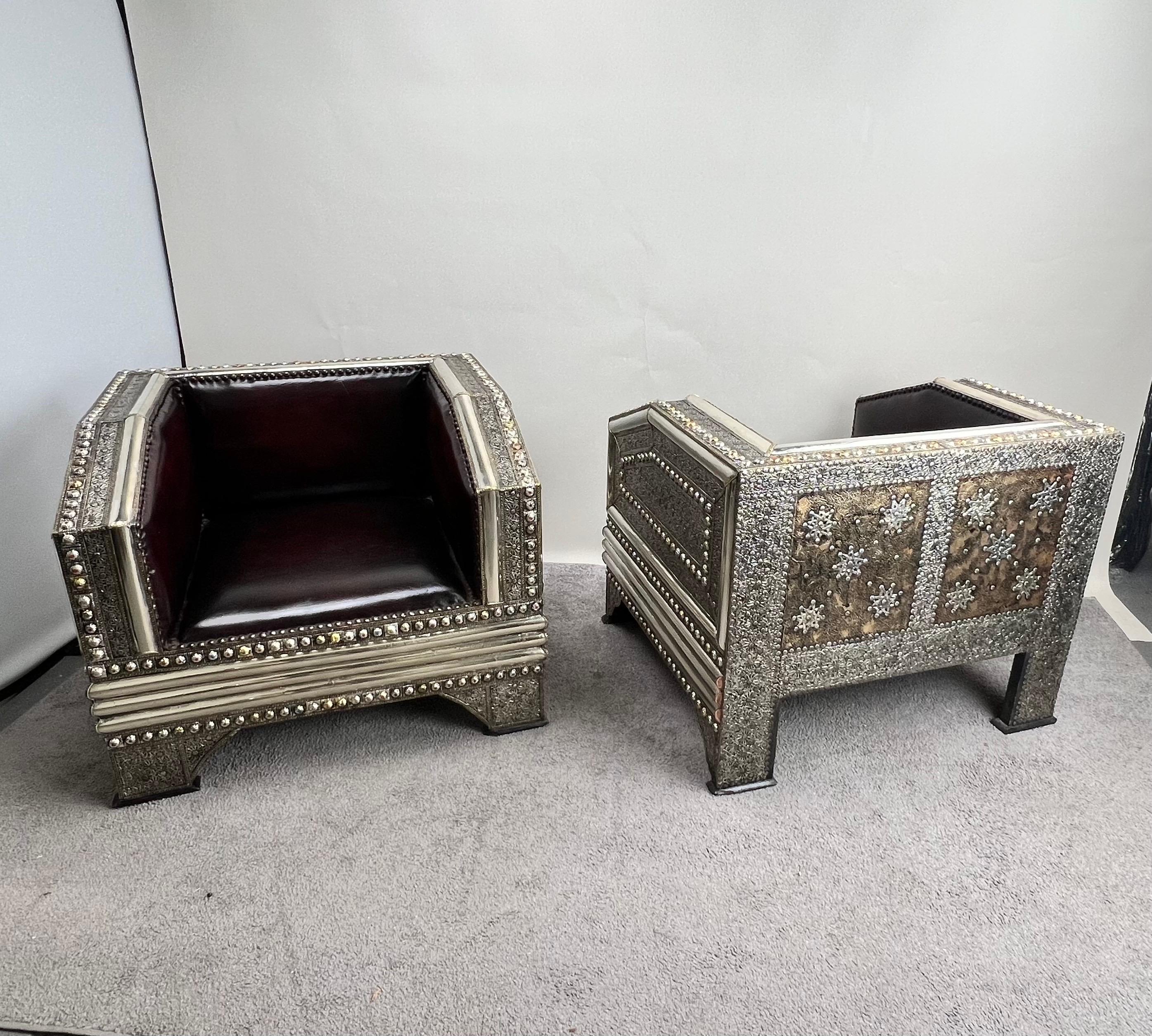 Ces chaises de salon exceptionnelles, inspirées par l'esthétique audacieuse et sculpturale des designs brutalistes de Paul Eleg, allient harmonieusement l'art industriel à l'élégance de l'Art déco. Fabriquée de main de maître, chaque chaise affiche