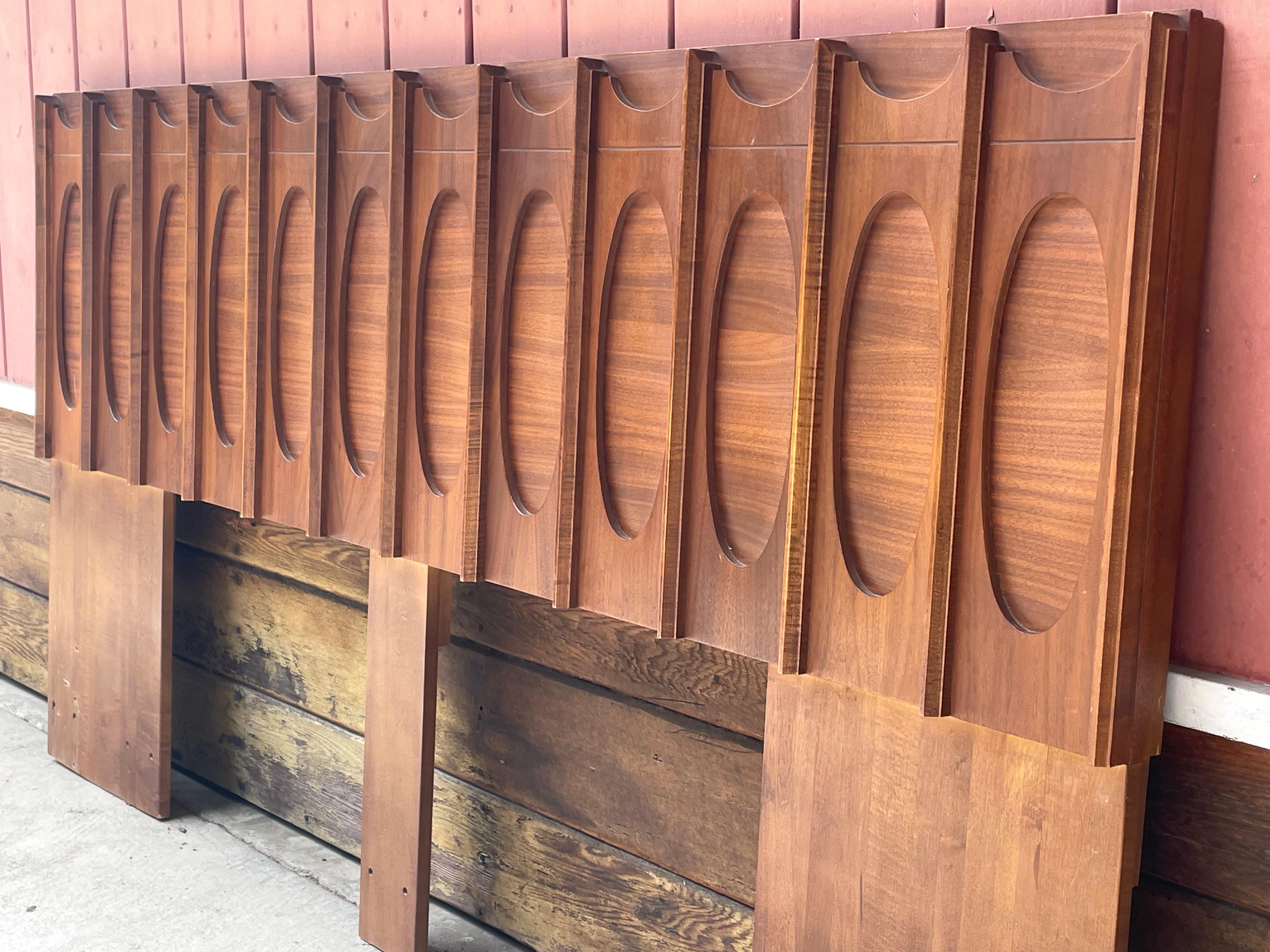 Paul Evans style brutalist headboard by Tobago, Circa 1970s. Rare find.

DIMENSIONS: 80ʺW x 41ʺH x 3.25'

Condition: Very good vintage condition with minor scratches and flaws consistent with age. See photos. Shows very well.

We currently have this