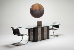 Mesa de comedor estilo Paul Evans con tablero de cristal, hacia 1975.