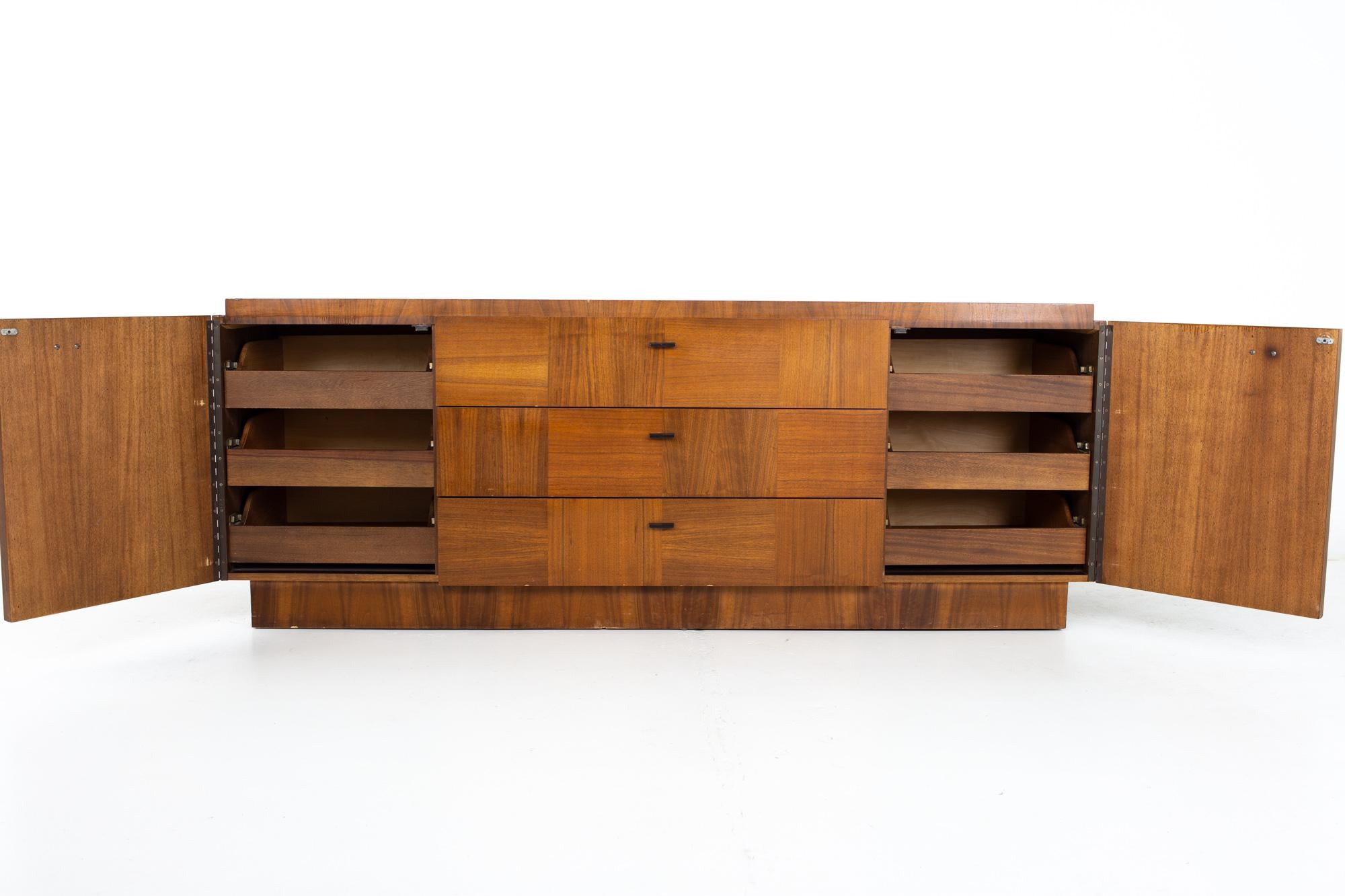 Late 20th Century Paul Evans Style Lane Brutalist Midcentury Walnut 9 Drawer Lowboy Dresser