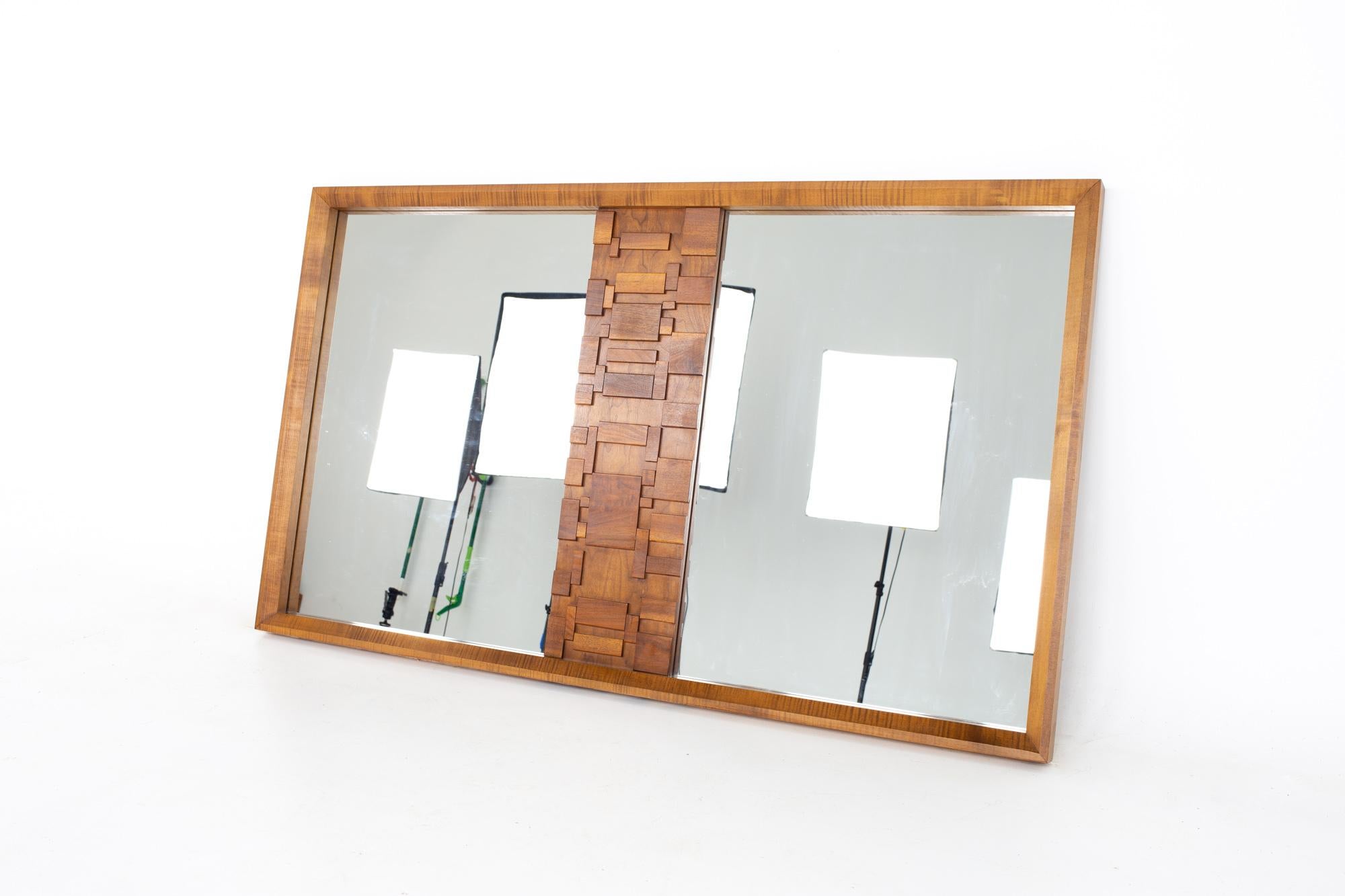 Mid-Century Modern Miroir brutaliste en noyer du milieu du siècle dernier de style Paul Evans Lane en vente