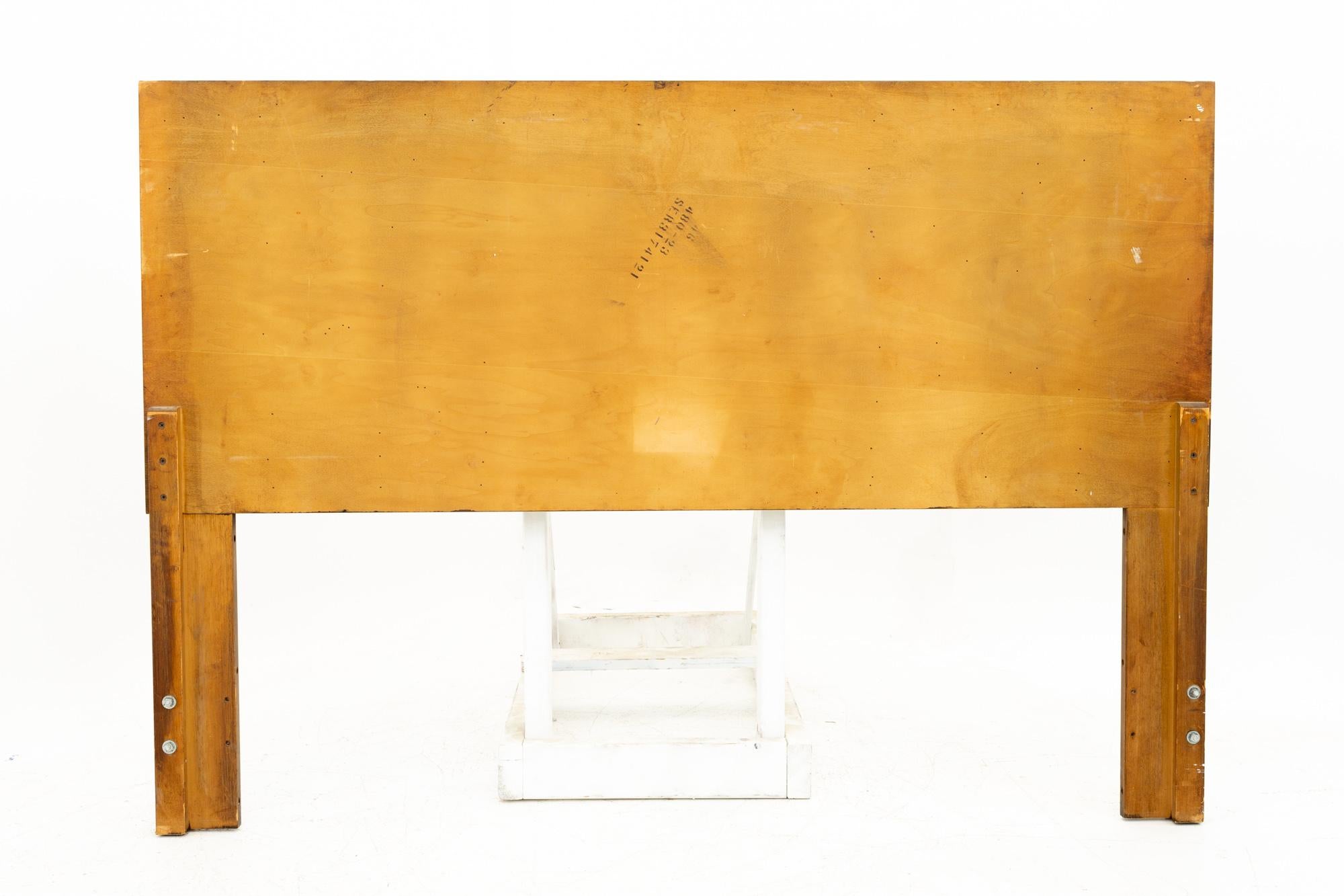 Américain Paul Evans Lane's Brutalist Mid Century Walnut Queen Headboard (Tête de lit en noyer) en vente