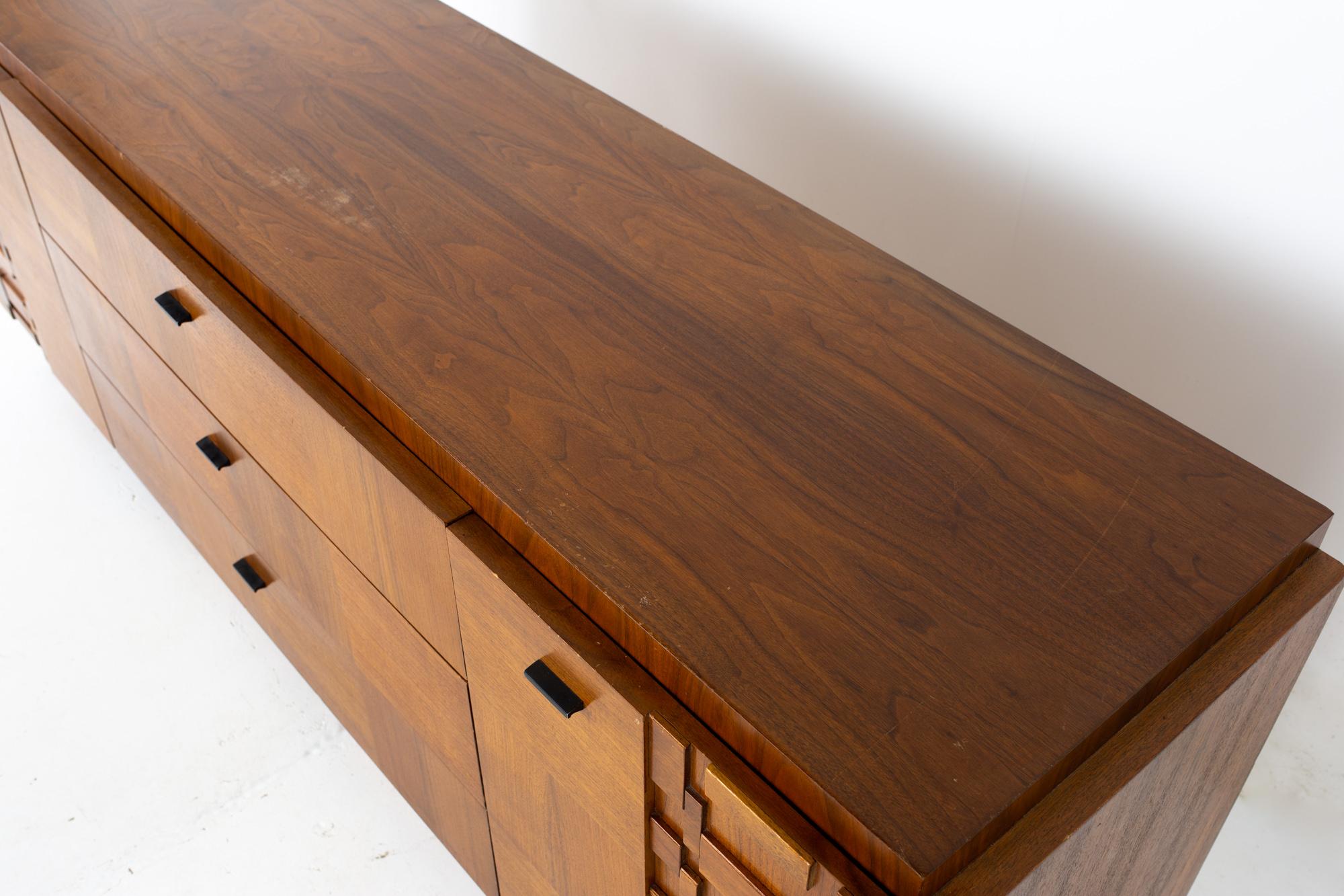Paul Evans Style Lane Brutalist Midcentury Walnut 9 Drawer Lowboy Dresser In Good Condition In Countryside, IL