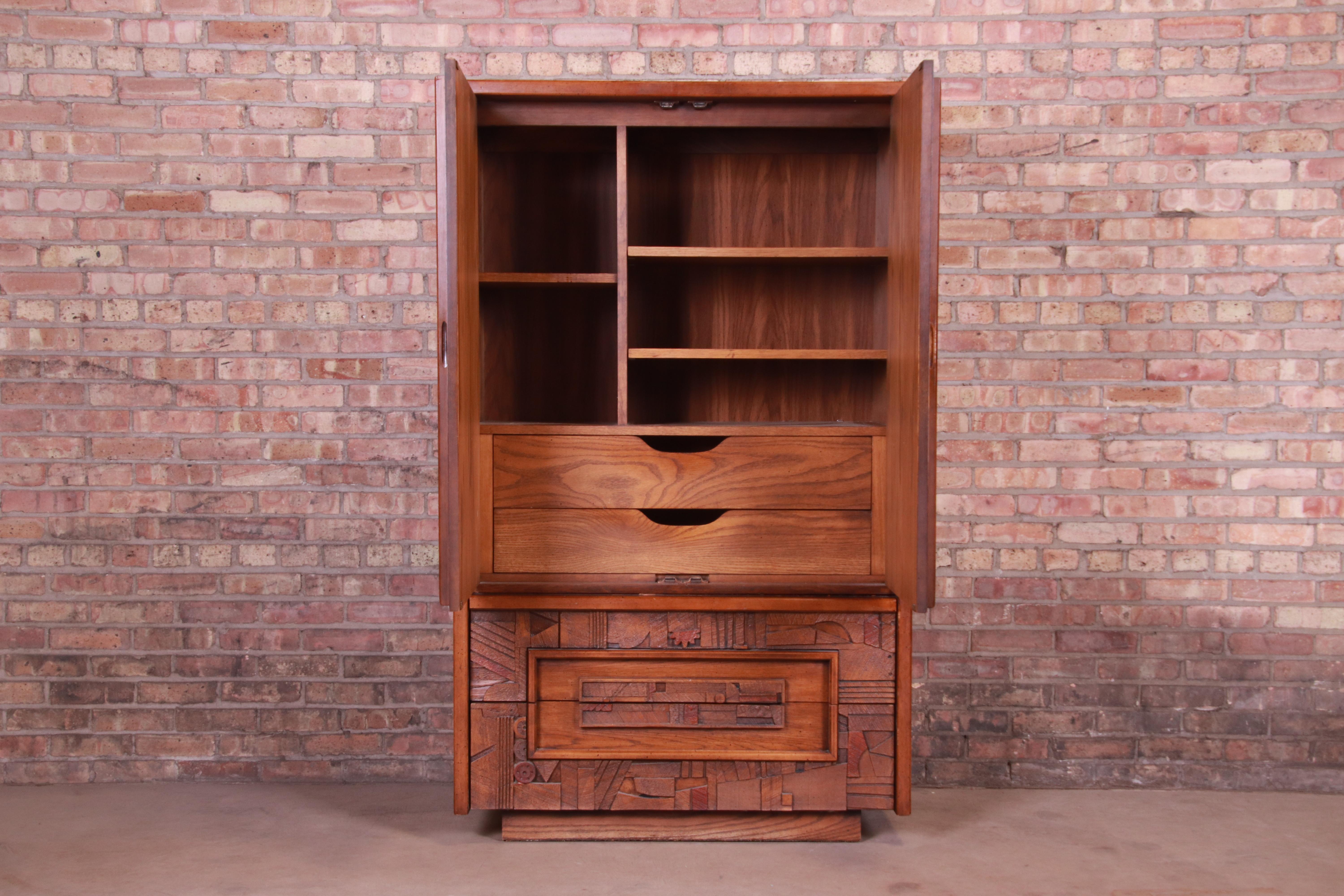 Paul Evans Style Lane Pueblo Brutalist Mid-Century Modern Oak Armoire Dresser In Good Condition In South Bend, IN