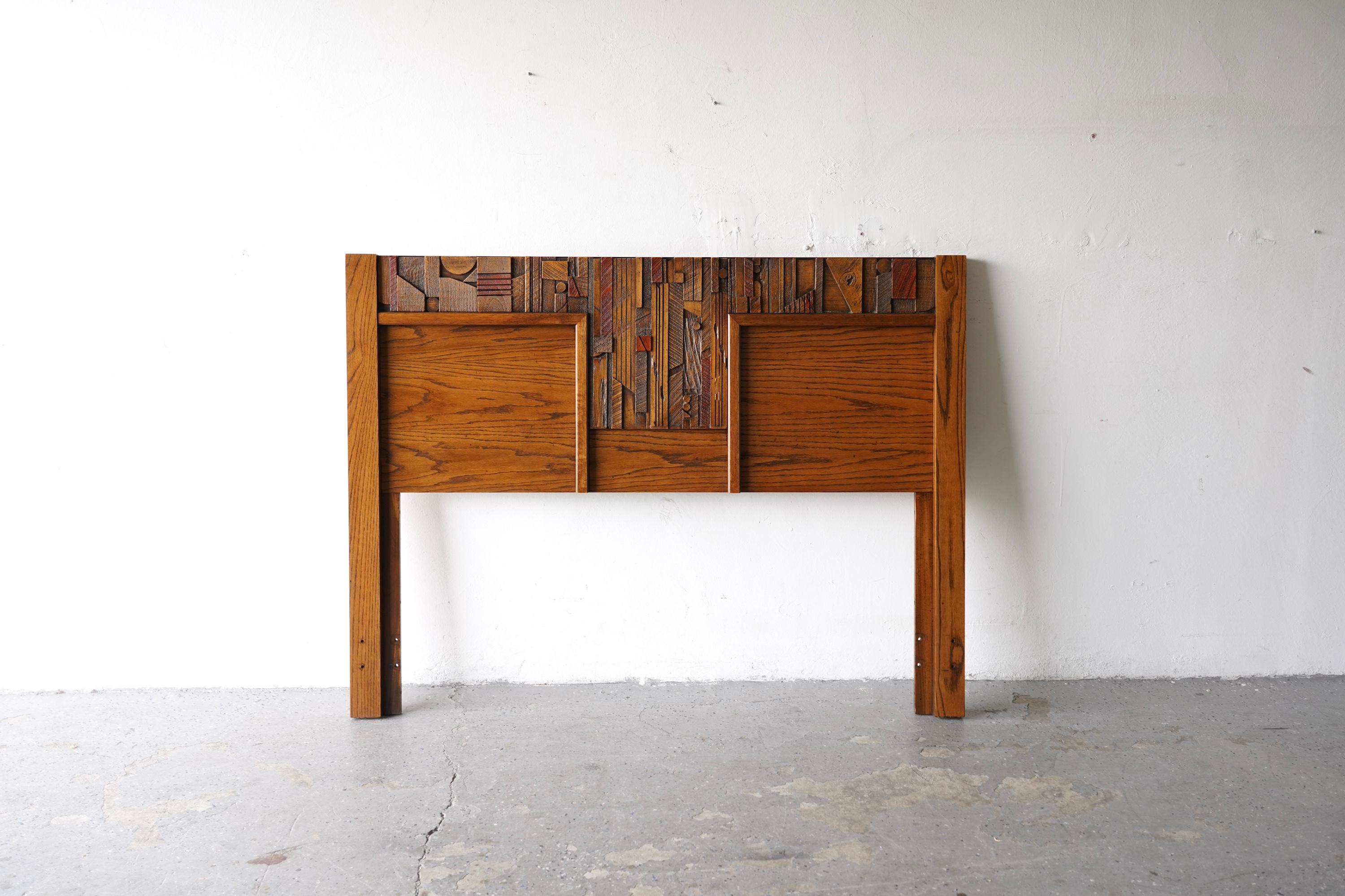 Paul Evans Style Lane Pueblo Brutalist Mid-Century Walnuss Queen Kopfteil
Dieses auffällige Kopfteil von Lane's Pueblo Brutalist, inspiriert von Paul Evans, zeichnet sich durch ein modernes Design aus der Mitte des Jahrhunderts aus. Das Kopfteil
