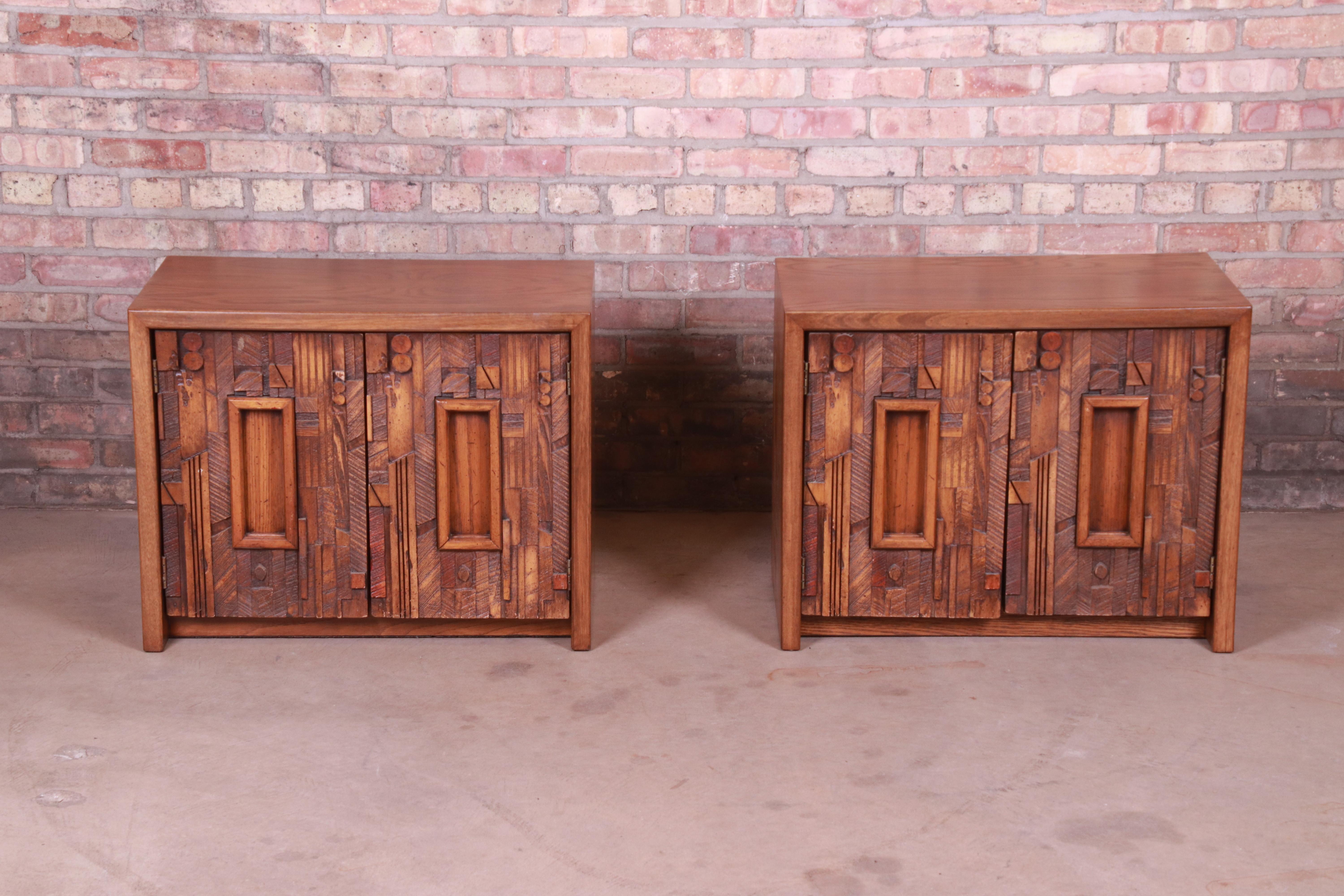 An exceptional pair of Mid-Century Modern Brutalist oak nightstands or side tables

In the manner of Paul Evans

By Lane Furniture 