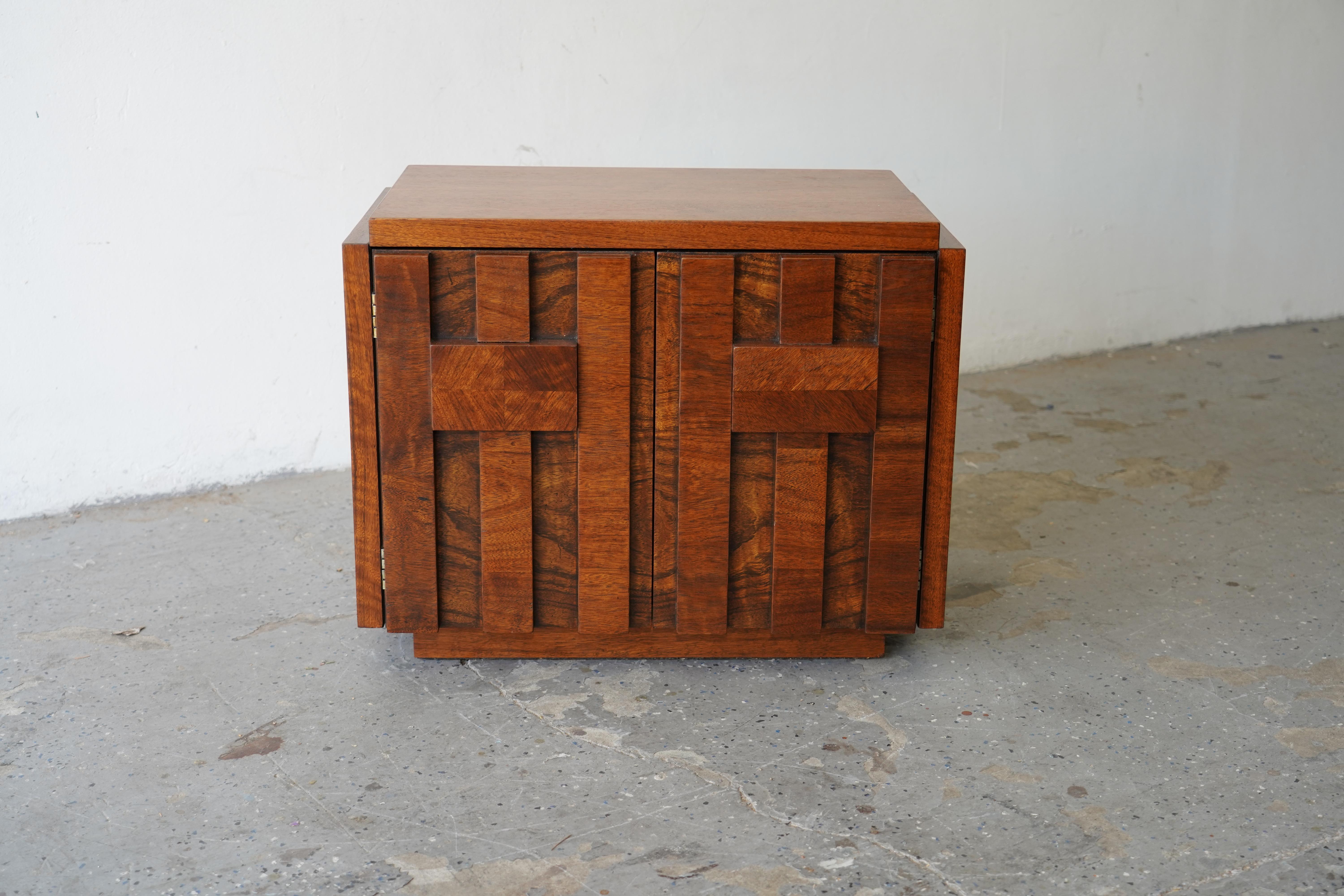  Table de nuit / table d'extrémité de style Paul Evans Style Lane Brutalist de style moderne du milieu du siècle.

28ʺW × 16.5ʺD × 22ʺH

Rénové par des professionnels.

Nous avons d'autres pièces de la ligne dans Photos . Chaque pièce est vendue