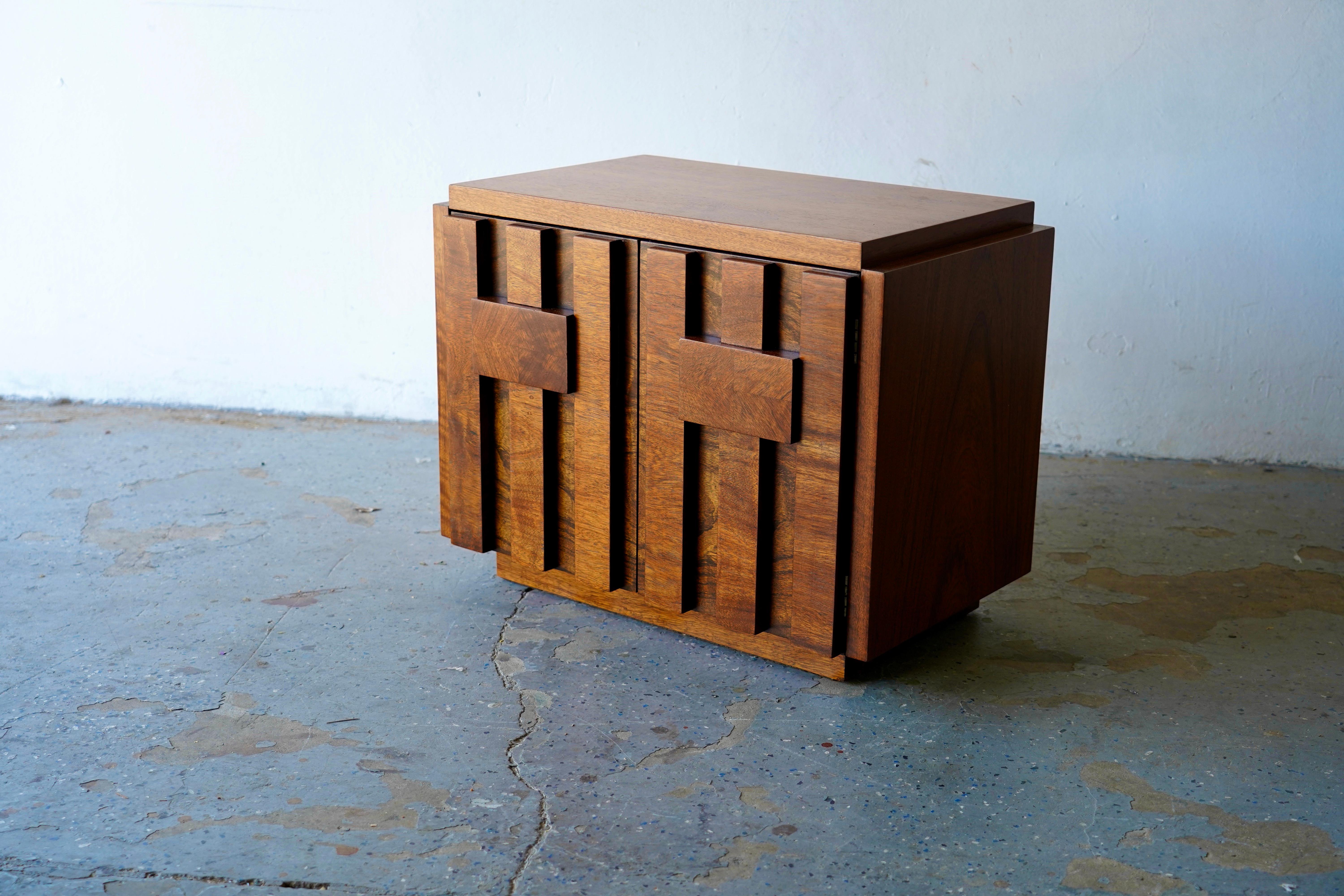 Américain Table de nuit/table d'appoint brutaliste Lane Staccato de style Paul Evans en vente