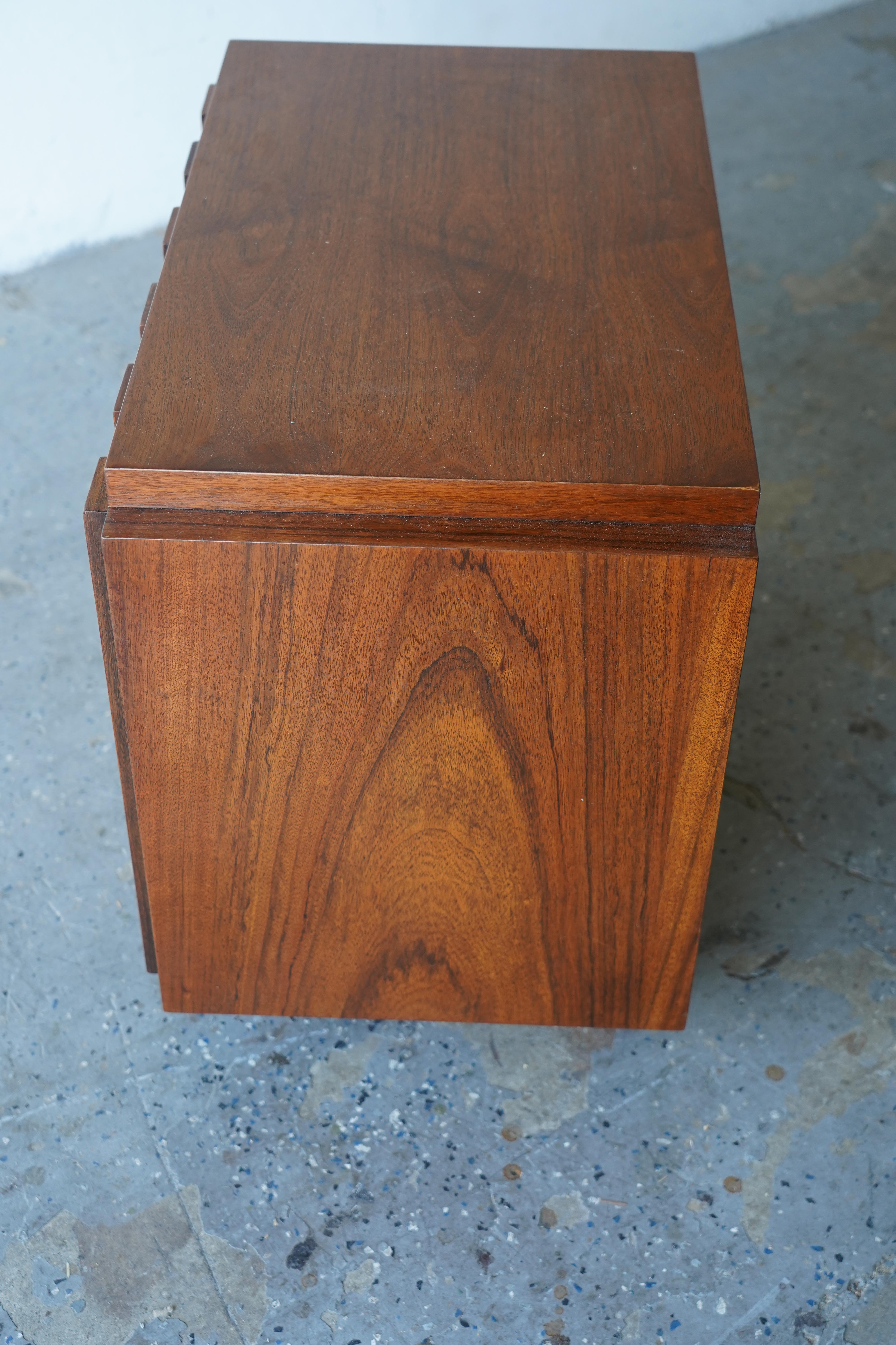 Noyer Table de nuit/table d'appoint brutaliste Lane Staccato de style Paul Evans en vente