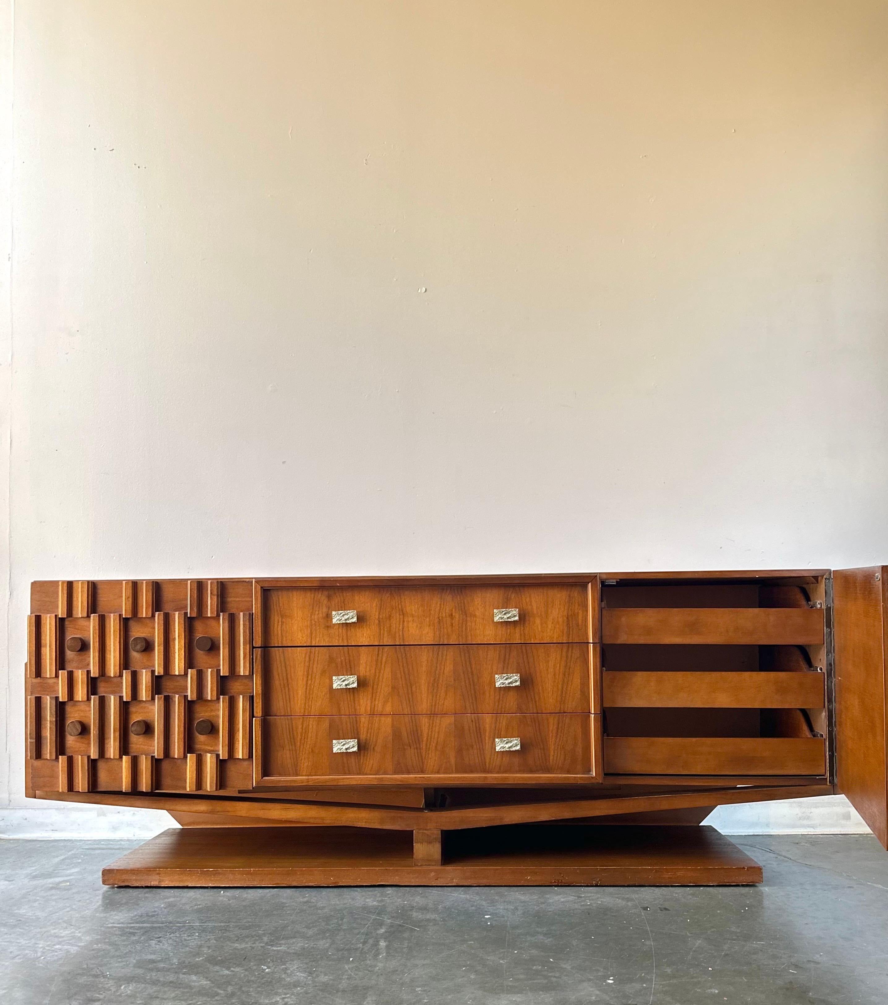 Paul Evans style 
Canadian brutalist credenza 

This stunner features insane design with 9 drawers and pedestal base.

Good original condition with some wear. 


Dimensions:
80”W - 20” D- 30 1/4” H
