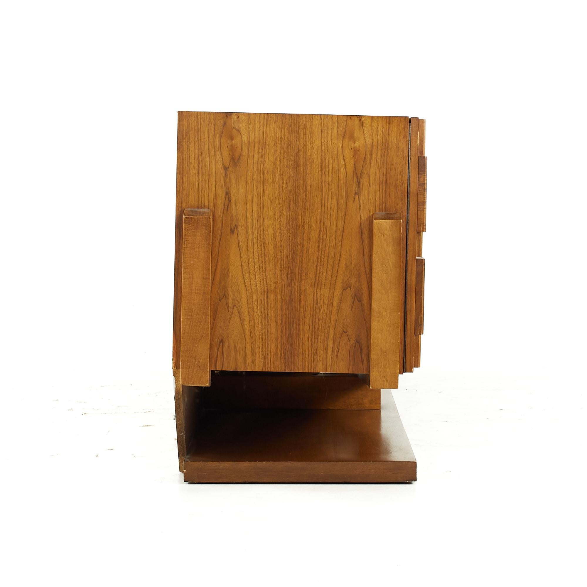 Canadese Comò in stile Paul Evans Mcm Canadian Brutalist in noce a 9 cassetti con piedistallo in vendita